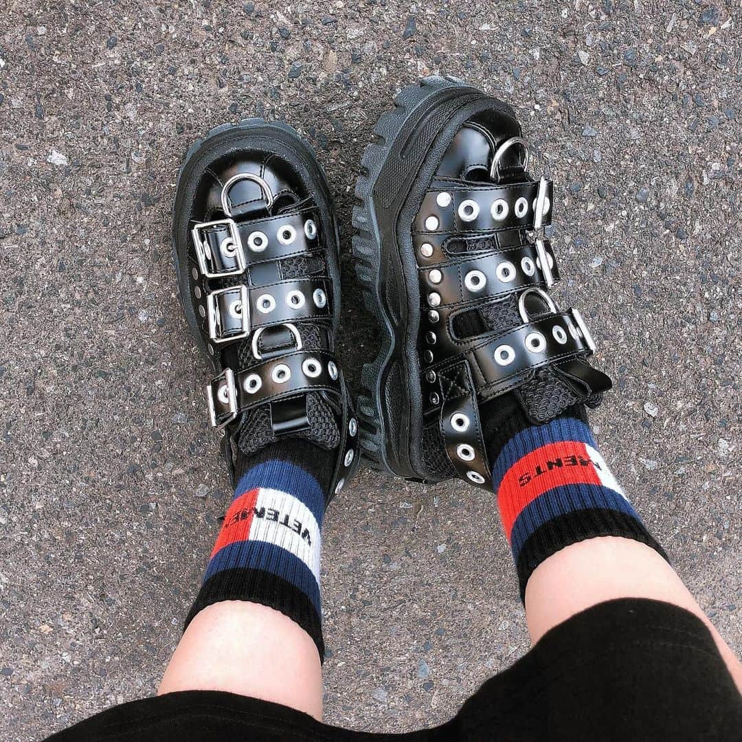 のインスタグラム：「いいお天気だから Eytysのレザーサンダルおろした☀️ めちゃくちゃ可愛いくてしあわせ！ 靴は厚底がすき😙」