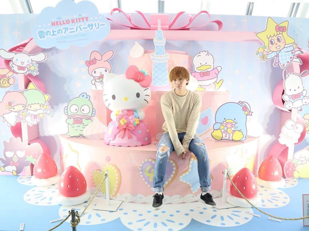 井深克彦さんのインスタグラム写真 - (井深克彦Instagram)「.﻿﻿ ☁️🏙🎀﻿﻿ ﻿﻿ 東京スカイツリーの展望回廊で﻿﻿ 開催されている﻿﻿ ハローキティ 雲の上のアニバーサリー﻿﻿ に行ってきました🚃﻿﻿ ﻿ キティちゃん45周年🎉を記念して﻿﻿ 地上450mでお祝いするこのイベントは、﻿﻿ キティちゃんが誕生してからの歴史や﻿﻿ 当時発売されたグッズ、﻿﻿ 貴重なキティちゃんの漫画などが﻿﻿ 展示されていました🍎﻿﻿ ﻿ このグッズ持ってた！とか﻿﻿ このとき小学生だった〜！🎒﻿﻿ レターセット買ってた〜！✏️なんて﻿﻿ 当時を振り返ることができて﻿﻿ 子どもだけじゃなく﻿﻿ 大人もカップルも楽しめると思います🥰﻿﻿ ﻿ さらにフォトブースもあるから﻿﻿ 可愛い写真も撮れたり、﻿﻿ オリジナルグッズなんかも売ってるよ🥳﻿﻿ ﻿ スカイツリーの展望回廊で開催しているので﻿﻿ 景色もいいし東京の街並みを見下ろせて﻿﻿ 最高でした🤤 高所恐怖症だけど。笑﻿﻿ ﻿ 僕のフォロワーの方は﻿﻿ サンリオ好きな子多いと思う😘💕﻿﻿ だってファンレターもサンリオキャラで﻿﻿ 書いてきてくれる子多いもん💌﻿﻿ ﻿ 7月17日までのイベントだから﻿ サンリオ好きな方は﻿﻿ ぜひ行ってみてください🎀﻿﻿ ﻿ @tokyoskytree_official﻿﻿ #ハローキティ雲の上のアニバーサリー ﻿﻿ #東京スカイツリー #PR #tokyoskytree﻿﻿ #hellokitty #サンリオ好きな人と繋がりたい﻿﻿ #ハローキティ #ハローキティ45周年」5月22日 17時26分 - ibuka_katsuhiko