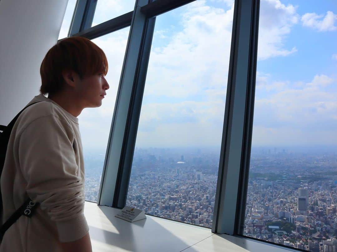 井深克彦さんのインスタグラム写真 - (井深克彦Instagram)「.﻿﻿ ☁️🏙🎀﻿﻿ ﻿﻿ 東京スカイツリーの展望回廊で﻿﻿ 開催されている﻿﻿ ハローキティ 雲の上のアニバーサリー﻿﻿ に行ってきました🚃﻿﻿ ﻿ キティちゃん45周年🎉を記念して﻿﻿ 地上450mでお祝いするこのイベントは、﻿﻿ キティちゃんが誕生してからの歴史や﻿﻿ 当時発売されたグッズ、﻿﻿ 貴重なキティちゃんの漫画などが﻿﻿ 展示されていました🍎﻿﻿ ﻿ このグッズ持ってた！とか﻿﻿ このとき小学生だった〜！🎒﻿﻿ レターセット買ってた〜！✏️なんて﻿﻿ 当時を振り返ることができて﻿﻿ 子どもだけじゃなく﻿﻿ 大人もカップルも楽しめると思います🥰﻿﻿ ﻿ さらにフォトブースもあるから﻿﻿ 可愛い写真も撮れたり、﻿﻿ オリジナルグッズなんかも売ってるよ🥳﻿﻿ ﻿ スカイツリーの展望回廊で開催しているので﻿﻿ 景色もいいし東京の街並みを見下ろせて﻿﻿ 最高でした🤤 高所恐怖症だけど。笑﻿﻿ ﻿ 僕のフォロワーの方は﻿﻿ サンリオ好きな子多いと思う😘💕﻿﻿ だってファンレターもサンリオキャラで﻿﻿ 書いてきてくれる子多いもん💌﻿﻿ ﻿ 7月17日までのイベントだから﻿ サンリオ好きな方は﻿﻿ ぜひ行ってみてください🎀﻿﻿ ﻿ @tokyoskytree_official﻿﻿ #ハローキティ雲の上のアニバーサリー ﻿﻿ #東京スカイツリー #PR #tokyoskytree﻿﻿ #hellokitty #サンリオ好きな人と繋がりたい﻿﻿ #ハローキティ #ハローキティ45周年」5月22日 17時26分 - ibuka_katsuhiko