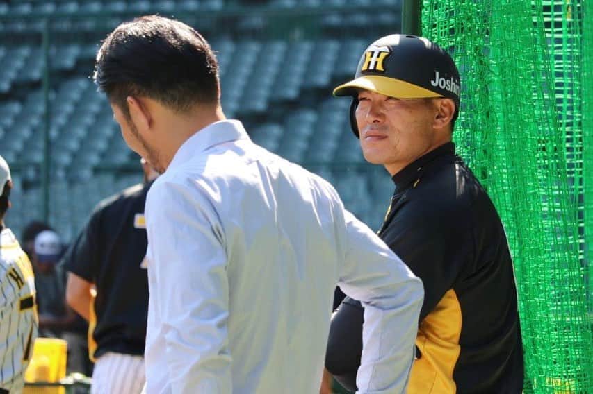 のインスタグラム：「阪神OBで解説者の狩野さんと話し込む福留選手を狙っていたら… #福留孝介 選手 #狩野恵輔 さん #気づかれ狩野さんを盾に阻まれました#でも最後は一緒に ✨ #阪神タイガース  #ぶち破れオレがヤル」