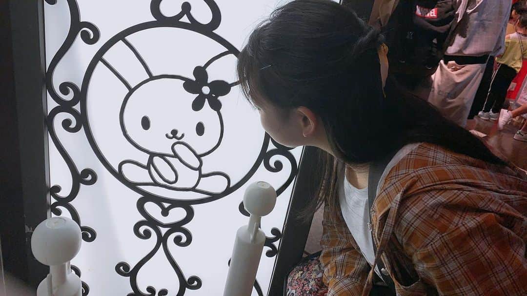 高岡薫のインスタグラム：「サンリオピューロランド Part4✨ ウサハナ🥰🥰 キキ&ララ のトゥインクリングツアーに行ったよ〜！！私が行った時はなかったから初めて！！すごいキキララの世界が広がってた…！！小さい頃、私にとってちょっと大人の女の子がグッズ持ってるイメージっで、憧れの存在だったからその世界に浸れて嬉しかった〜☺️ #サンリオピューロランド #リトルツインスターズ #キキララトゥインクリングツアー」