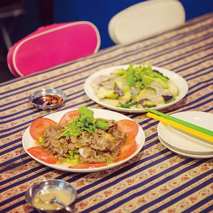 のインスタグラム：「地元住民が教えてくれた#東京 の魅力。国際色豊かな文化と古き良き日本の風景が交錯した “東京の玄関” として、再び注目を浴び始めた#蒲田 駅周辺には絶品グルメが満載！ 蒲田の住人ならば、知らぬ者はいないというほどの有名#ベトナム料理店 が#ミレイ。ホーチミンを思わせるかわいいインテリアも女子ウケ抜群❤︎ . #FRaU #ローカル旅 #tokyo」