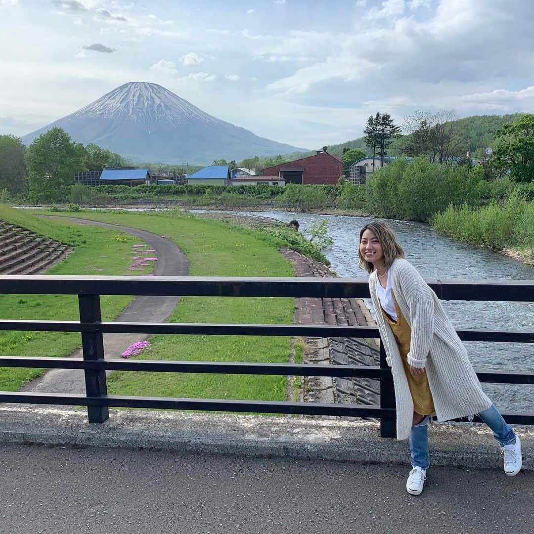 Rihwaさんのインスタグラム写真 - (RihwaInstagram)「THE BEST Mt.Youtei DAY!!!!🗻💙🍀🌞 喜茂別町からは、蝦夷富士とも呼ばれる羊蹄山も見ることが出来ます！ 喜茂別町の皆さんは素敵な方ばかりで、優しくて、芯があって、アスパラのように真っ直ぐな方々でした！！🌞 ミニライブの後はみんなとハイタッチをして、ライブ後にはみんな打ち解けて、心と心が並んだね。🌷🌷🌷🌿 ありがとう、喜茂別町！！！！💚💚💚 また必ず来ます！！！！ありがとうございます！！！！🌞💚🌷🙌🤣 #Rihwa #喜茂別 #喜茂別町 #ハイタッチの旅」5月22日 17時35分 - rihwa_official