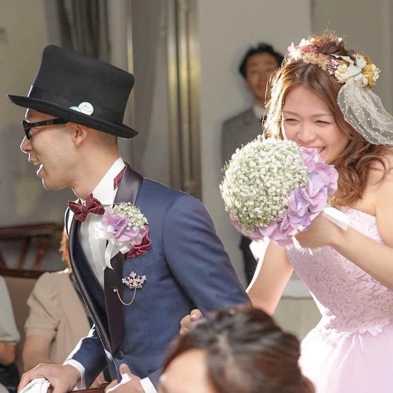 ホテルモントレウェディング【公式】 のインスタグラム：「♥ ￣￣￣￣￣￣￣￣￣￣ @montereyweddingをフォローして 『 #モントレ花嫁 』『 #ホテルモントレ』の タグをつけて投稿してくださいね＊*. . 大切なみなさまに囲まれて 幸せいっぱいの笑顔がステキ♡✧ . ◆ホテルモントレ公式HPはこちら* https://www.monterey-wedding.jp . #モントレ #モントレ花婿  #dressy花嫁 #プレ花嫁 #marry花嫁 #卒花 #marryxoxo #wedding #weddingceremony #weddingreception #weddingparty #weddingdress #dress #flower #weddingbouquets #プラコレ #結婚式場 #ウエディングニュース  #日本中のプレ花嫁さんと繋がりたい #結婚式 #パーティー #披露宴 #ホテルウェディング #weddingphoto #weddingphotography #weddingsnap #weddingmemories」