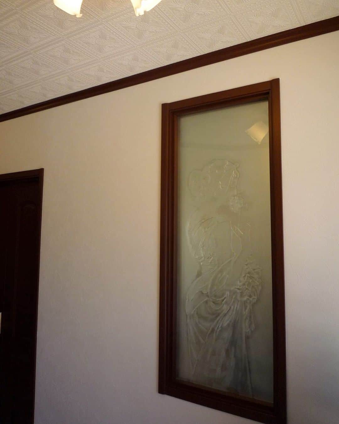 岡谷ホームズ株式会社さんのインスタグラム写真 - (岡谷ホームズ株式会社Instagram)「手づくり小物が映える家 ・ ・ ・ 玄関ホールの壁に取り付けた、大きなエッチングガラス(彫刻ガラス)。 こちらは奥様が製作されたものだそう✨ ・ ・ ・ ・ プロフィール「@okayahomes」より、ウェブサイト www.okaya-homes.co.jp へのリンクができます。 施工事例やオーナー様からいただいた貴重なお言葉、スタッフブログも掲載しています！ぜひご覧ください😊 エアコンではない新しい選択「光冷暖」のご体感は、モデルハウスへどうぞ！ ・ ・ ・ #岡谷ホームズ #okayahomes #家族が健康で快適に暮らせる家🍀 #施工事例 #四季を通して清々しく #輸入住宅 #注文住宅 #八事ハウジング #名古屋 #愛知県 #三重県 #岐阜 #home #myhome #design #interior #エッチングガラス #彫刻ガラス #サンドブラスト #玄関ホール #家 #家づくり #暮らしを楽しむ #丁寧な暮らし #Instagood #こだわりの家」5月22日 17時34分 - okayahomes