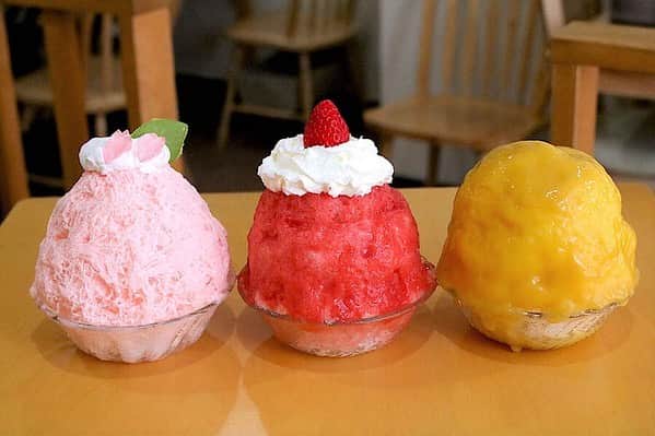 レッツエンジョイ東京さんのインスタグラム写真 - (レッツエンジョイ東京Instagram)「.﻿ ✩★------------------﻿ 並んでも絶対に食べたい！﻿ 天然氷にこだわった絶品かき氷！﻿ ------------------✩★﻿ ﻿ 巣鴨にある「かき氷工房 雪菓」の一番人気は「いちごミルク（ショートケーキ風）」🍰﻿ ﻿ 一口食べてみると、淡雪のようなふわふわ食感の天然氷と、イチゴたっぷりの自家製シロップが好相性です😍💕﻿ 天然氷がふわっと溶けていくやさしい味わいを堪能できます☺️﻿ ﻿ 新緑深まるさわやかなこの季節に、贅沢なかき氷を堪能してみてはいかが？﻿ ﻿ 🍧：かき氷工房 雪菓﻿ 📍：巣鴨﻿ 詳細はアカウントトップから﻿ 👉@lets_enjoytokyo﻿ ﻿ #レッツエンジョイ東京 #ぐるなび﻿ #おでかけ #トキメキ女子﻿ #かき氷工房雪菓 #雪菓﻿ #かき氷 #かき氷🍧﻿ #かき氷巡り #かき氷部﻿ #氷活 #かきごおり #かきごーらー﻿ #かきごおりすと #ゴーラー﻿ #かき氷好きな人と繋がりたい﻿ #東京かき氷 #東京スイーツ﻿ #甘党 #スイーツ好き﻿ #スイーツ好きな人と繋がりたい﻿ #スイーツ巡り #スイーツ女子﻿ #甘いもの大好き #カフェ部 ﻿ #カフェ巡り #東京カフェ﻿ #東京カフェ巡り #巣鴨カフェ ﻿ #巣鴨」5月22日 17時30分 - lets_enjoytokyo
