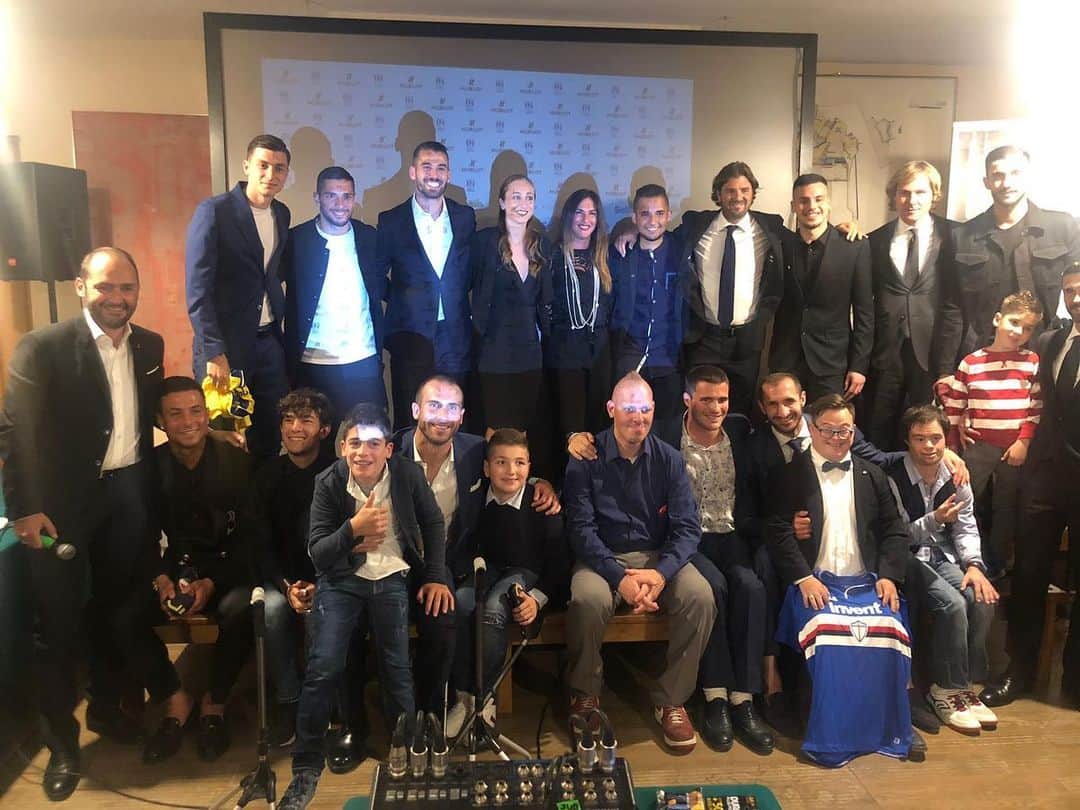 ロレンツォ・デ・シルヴェストリのインスタグラム：「Una serata ricca di emozioni,piena di persone di valori sani,con un ricavato finale importantissimo ma soprattutto alla presenza di ragazzi.....INSUPERABILI!!! 💪🏻💙⚽️ Siamo una grande famiglia,vi voglio bene ragazzi!! Ci avete insegnato a resistere sempre!  #insuperabili @insuperabili」
