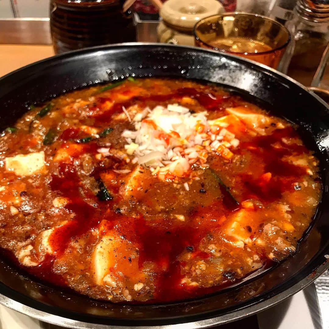桜井誠さんのインスタグラム写真 - (桜井誠Instagram)「新潟三宝亭渋谷ラボ 全とろ麻婆麺 とろみのしっかりついた麻婆がたっぷりと乗ったラーメン。 ベースのスープがかなりあっさりしているので、重くなく、スッと抜ける辛さが心地よい。 卓上の山椒や辣油などで自由にチューニング出来るので、好みの辛さで食べられるのも良い。 麺を食べ終えてから、無料の小ライスを丼にぶち込み、麻婆飯に仕上げたら、レンゲでガツガツ男飯。 アイデア次第で面白い料理はまだまだ生まれるなぁ。 #麺活」5月22日 17時43分 - m_sakurai_da