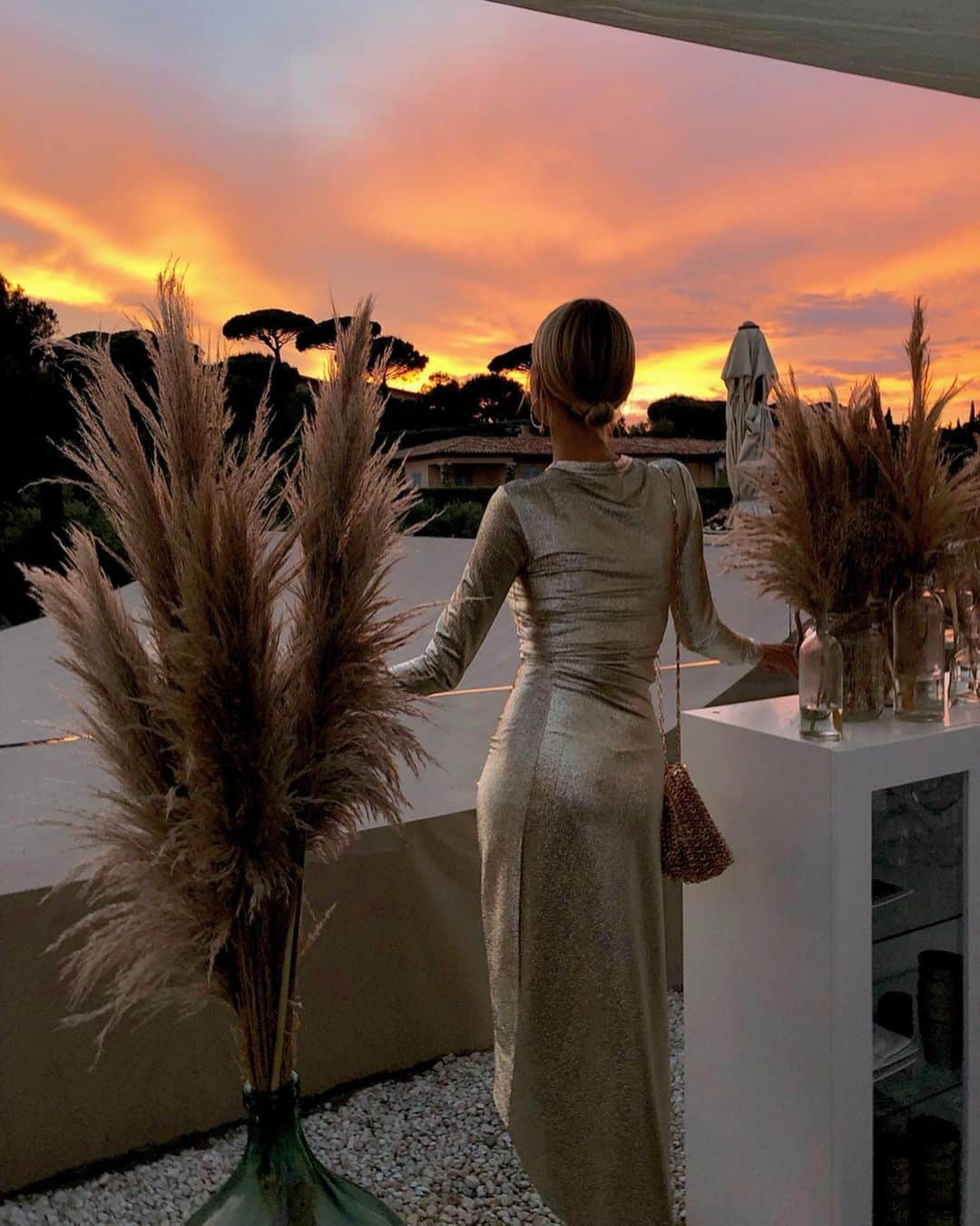 レオニー・ハンネさんのインスタグラム写真 - (レオニー・ハンネInstagram)「Left Cannes for 48h for a beautiful project in St. Tropez with @lauramercier. 🔥 Anzeige/Ad First night‘s sunset was magical, wearing @pacorabanne. Also not spoilering but isn’t the sky giving us real GOT episode 5 vibes? 🙀」5月22日 17時43分 - leoniehanne