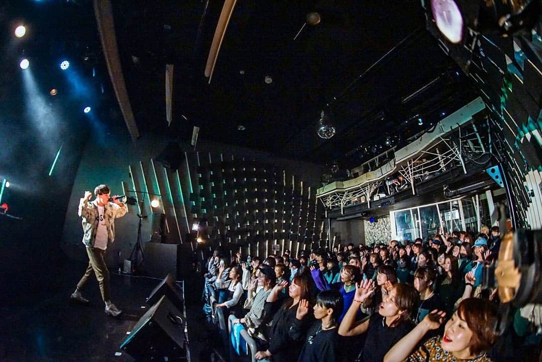 藤井達也のインスタグラム：「ライブはやっぱりいいね😊👍 そして、ここ3回で全部ライブの種類を変えてたんだけど自分はどれがいいのかをみてました‼️ 7.8.9の三ヶ月連続開催、ライブお楽しみに😄  そして、ひで。 あなたもう専属カメラマンだねww  インスタ #Instagram #instagood #アーティスト #artist #live #歌 #song #渋谷 #shibuya #ファッション #fashion #노래 #미소 #가수 #singer #話題  #イベント #event #笑顔 #smile #followme」