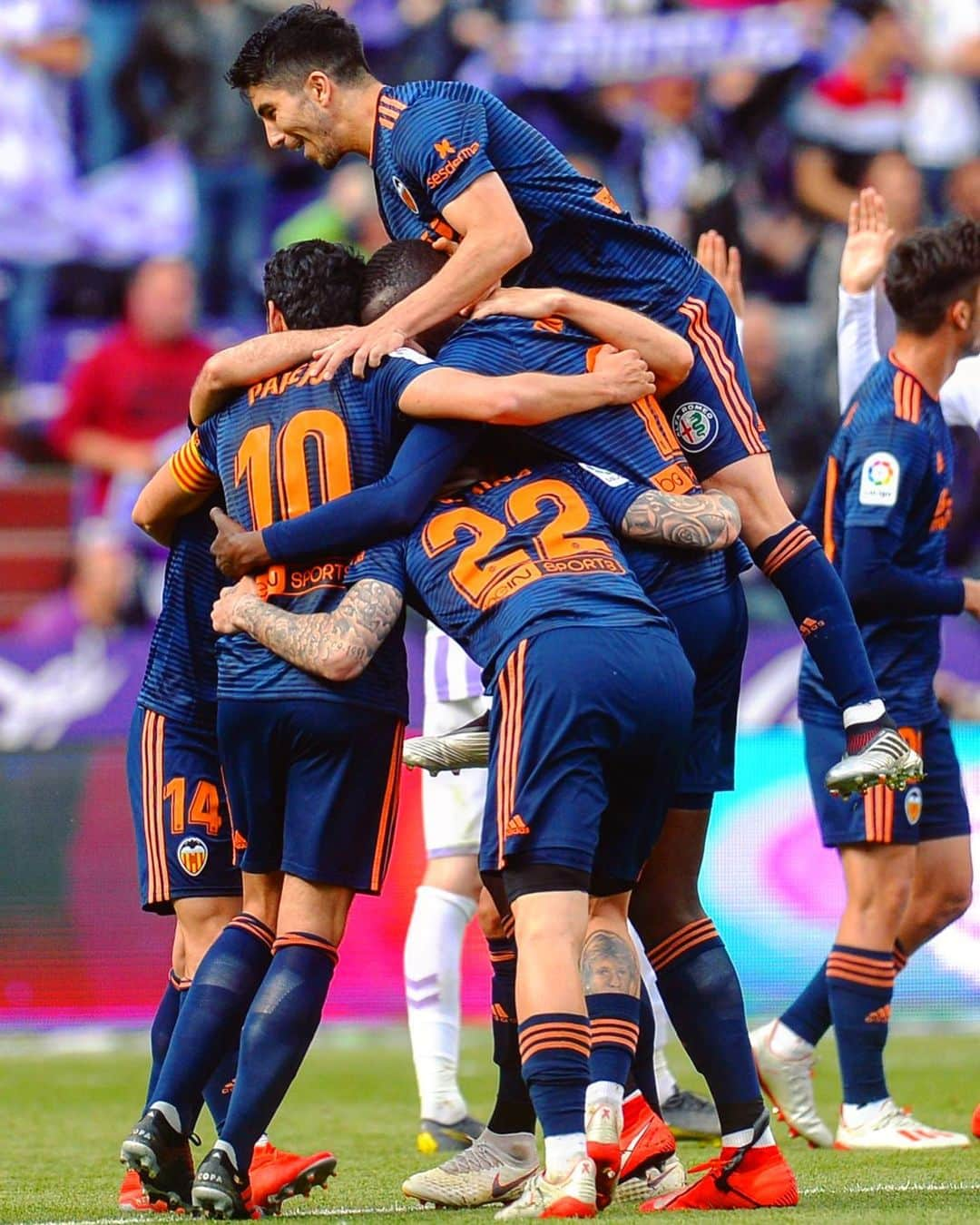 LFPさんのインスタグラム写真 - (LFPInstagram)「The BAT-Team! 🦇🧡🦇 • #LaLiga #LaLigaSantander #Valencia #Football」5月22日 17時52分 - laliga