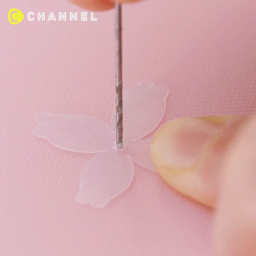 C CHANNEL-Art&Studyのインスタグラム：「💠DIY Dangling Lily Earrings💠 💠ゆらゆら揺れる♡儚げすずらんピアス💠 . 💗Check👉 @cchannel_girls 🎶 💗Follow me👉 @cchannel_artandstudy 🎵 📲C CHANNELのアプリもよろしくお願いします💕 . 【🌿What to prepare】 ・ Semitransparent plastic board (frost type) → It is acceptable even if the one side of the normal plastic plate is filed ・ toaster ・ pastel ・ Hand drill ・ UV LED resin (hard / soft) ・ LED light ・ Brush ・ Preserved flower ・ Pearl beads ・ chain ・ Round can ・ T pin ・ Crimping 3 mm ・ Pierced parts . 【🌿Steps】 1. Cut the plastic plate in the shape of a lily flower and make a hole with a hand drill at the center. 2. Color white with a pastel. 3.Put pearl beads and T-shaped plastic plate in a T-pin so that the colored side is on the bead side. 4. Remove by heating until completely shrunk with a toaster, and while hot, roll along the bead shape. 5. Round the T pin. 6. Combine and make five, then connect it with the chain with a round can. 7. Apply a soft resin to the leaf and harden it. 8. Put hard resin in caulking, put chain and leaf and harden. 9. Complete with attached piercing parts. . . 半透明の小ぶりなお花がなんとも儚い、すずらんピアスを作りました♡初夏の始まりを感じさせる上品なピアスです。 . 【🌿用意するもの】 ・半透明のプラ板（フロストタイプ） →通常のプラ板の片面をヤスリがけしたものでも可 ・トースター ・パステル ・ハンドドリル ・UV LEDレジン（ハード・ソフト） ・LEDライト ・筆 ・プリザーブドフラワー ルスカス ・パールビーズ ・チェーン ・丸カン ・Tピン ・カシメ 3ミリ ・ピアスパーツ . 【🌿作り方】 1.プラ板をスズランの花の形に切り、中心にハンドドリルで穴を開ける。 2.パステルで白く着色する。 3.Tピンにパールビーズと、スズランの形に切ったプラ板を着色面をビーズ側になるように通す。 4.トースターで完全に縮むまで熱して取り出し、熱いうちにビーズの形に沿って丸める。 5.Tピンを丸める。 6.同じものを合わせて5個作り、丸カンでチェーンと繋ぐ。 7.ルスカスの葉に筆でソフトのレジンを塗り硬化する。 8.カシメにハードレジンを入れ、チェーンとルスカスの葉を入れて硬化する。 9.ピアスパーツを取り付けて完成。 . ※作業中は手袋の使用、部屋の換気をおすすめします。 ※レジンは高温となりますので取り扱いには十分に注意してください。 . . #flower#delicate#plasticboard#lilyofthevalley#siliconmold#piercing#handmadeaccessory#handmadeearring#jewelrymaking#jewelryaddicts#flowerjewelry#flowerearrings#jewelrylover #jewelryaddict#jewelrydesign#earringaddiction#lilyofthevalley#flowerlover#flowerstagramer#flowerpower🌸#botanicaljewelry#craftsposure#handmadecraft#スズラン#鈴蘭#すずらん#レジン#ピアス#プラ板」