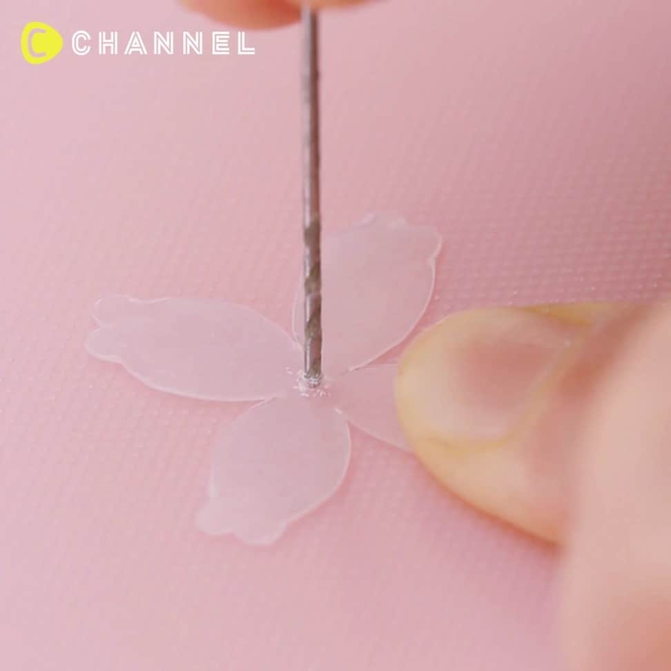 のインスタグラム：「💠DIY Dangling Lily Earrings💠 💠ゆらゆら揺れる♡儚げすずらんピアス💠 . 💗Check👉 @cchannel_girls 🎶 💗Follow me👉 @cchannel_artandstudy 🎵 📲C CHANNELのアプリもよろしくお願いします💕 . 【🌿What to prepare】 ・ Semitransparent plastic board (frost type) → It is acceptable even if the one side of the normal plastic plate is filed ・ toaster ・ pastel ・ Hand drill ・ UV LED resin (hard / soft) ・ LED light ・ Brush ・ Preserved flower ・ Pearl beads ・ chain ・ Round can ・ T pin ・ Crimping 3 mm ・ Pierced parts . 【🌿Steps】 1. Cut the plastic plate in the shape of a lily flower and make a hole with a hand drill at the center. 2. Color white with a pastel. 3.Put pearl beads and T-shaped plastic plate in a T-pin so that the colored side is on the bead side. 4. Remove by heating until completely shrunk with a toaster, and while hot, roll along the bead shape. 5. Round the T pin. 6. Combine and make five, then connect it with the chain with a round can. 7. Apply a soft resin to the leaf and harden it. 8. Put hard resin in caulking, put chain and leaf and harden. 9. Complete with attached piercing parts. . . 半透明の小ぶりなお花がなんとも儚い、すずらんピアスを作りました♡初夏の始まりを感じさせる上品なピアスです。 . 【🌿用意するもの】 ・半透明のプラ板（フロストタイプ） →通常のプラ板の片面をヤスリがけしたものでも可 ・トースター ・パステル ・ハンドドリル ・UV LEDレジン（ハード・ソフト） ・LEDライト ・筆 ・プリザーブドフラワー ルスカス ・パールビーズ ・チェーン ・丸カン ・Tピン ・カシメ 3ミリ ・ピアスパーツ . 【🌿作り方】 1.プラ板をスズランの花の形に切り、中心にハンドドリルで穴を開ける。 2.パステルで白く着色する。 3.Tピンにパールビーズと、スズランの形に切ったプラ板を着色面をビーズ側になるように通す。 4.トースターで完全に縮むまで熱して取り出し、熱いうちにビーズの形に沿って丸める。 5.Tピンを丸める。 6.同じものを合わせて5個作り、丸カンでチェーンと繋ぐ。 7.ルスカスの葉に筆でソフトのレジンを塗り硬化する。 8.カシメにハードレジンを入れ、チェーンとルスカスの葉を入れて硬化する。 9.ピアスパーツを取り付けて完成。 . ※作業中は手袋の使用、部屋の換気をおすすめします。 ※レジンは高温となりますので取り扱いには十分に注意してください。 . . #flower#delicate#plasticboard#lilyofthevalley#siliconmold#piercing#handmadeaccessory#handmadeearring#jewelrymaking#jewelryaddicts#flowerjewelry#flowerearrings#jewelrylover #jewelryaddict#jewelrydesign#earringaddiction#lilyofthevalley#flowerlover#flowerstagramer#flowerpower🌸#botanicaljewelry#craftsposure#handmadecraft#スズラン#鈴蘭#すずらん#レジン#ピアス#プラ板」