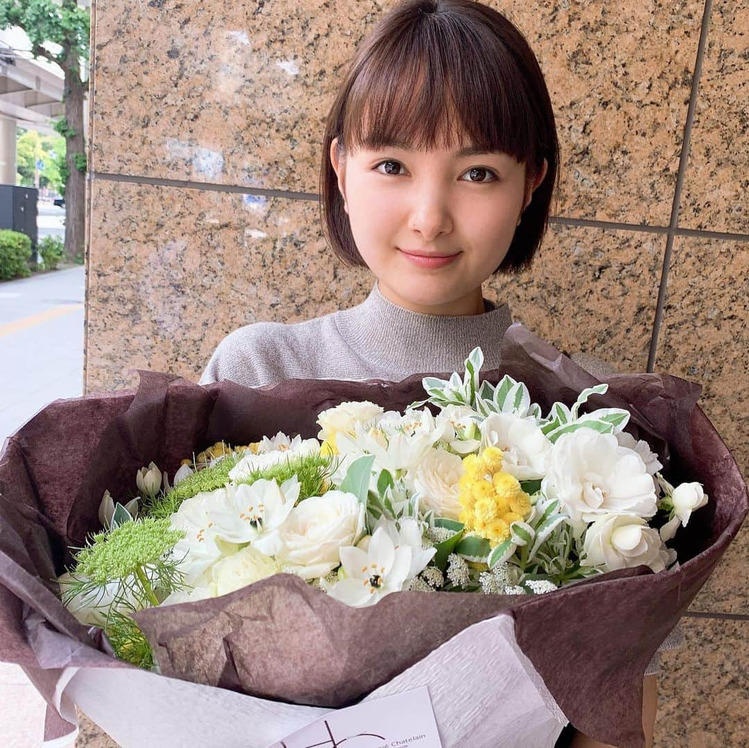 葵わかなさんのインスタグラム写真 - (葵わかなInstagram)「.  素敵なお花をいただきました！  お花１つ１つが輝く様で😳 今日お会いした新しい方々との出会いや繋がりを感じさせてくれる様な花束でした。  お花もそうだけど、私の今日の気持ちからそう思えたのかも☺️ 今日は本当に出会いと繋がりを感じる日で、嬉しいことが詰まってた！  最近は、皆さんそうだと思いますけど笑 5月病？なのかなんなのか？ もやもやしていた様な日々だったので、私なりに笑  もやもやといっても「辛い…」みたいな感じじゃ無くて、「なんだかなぁ」という感じなんですけど。  その「なんだかなぁ」期間を拭ってくれる様な、そんな素敵な日でしたよ👍  という報告。になってしまった笑  さてさて、 「任侠学園」の公開が9月27日と発表がありました！  特報と主題歌を担当されるあの方々も…😉 マネージャーさんがツイッターに書いてくれてるのでそちら、ぜひチェックしてくださいね！  #お花#花束#始まり#お楽しみに #そして#観てね」5月22日 17時51分 - aoiwakana0630