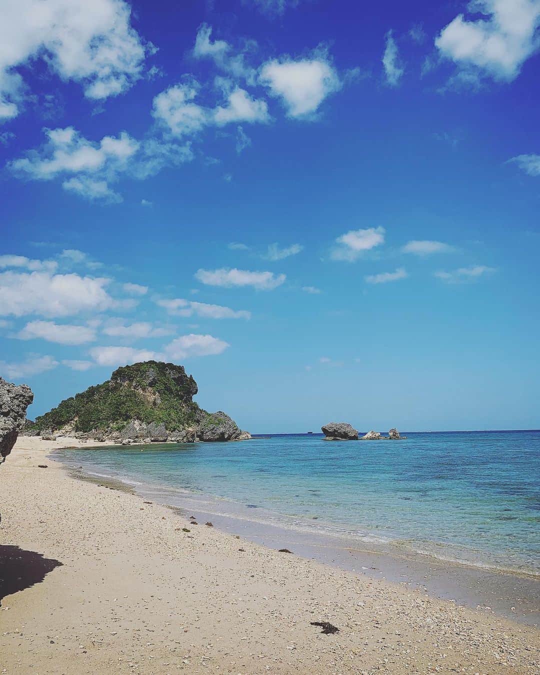 福田朋夏さんのインスタグラム写真 - (福田朋夏Instagram)「大好きなビーチ🏖いつも誰もいなくて最高✨梅雨入ったのに、今日は晴天で気持ちいい。 #okinawa #beach #islandlife」5月22日 17時44分 - tomoka_fukuda