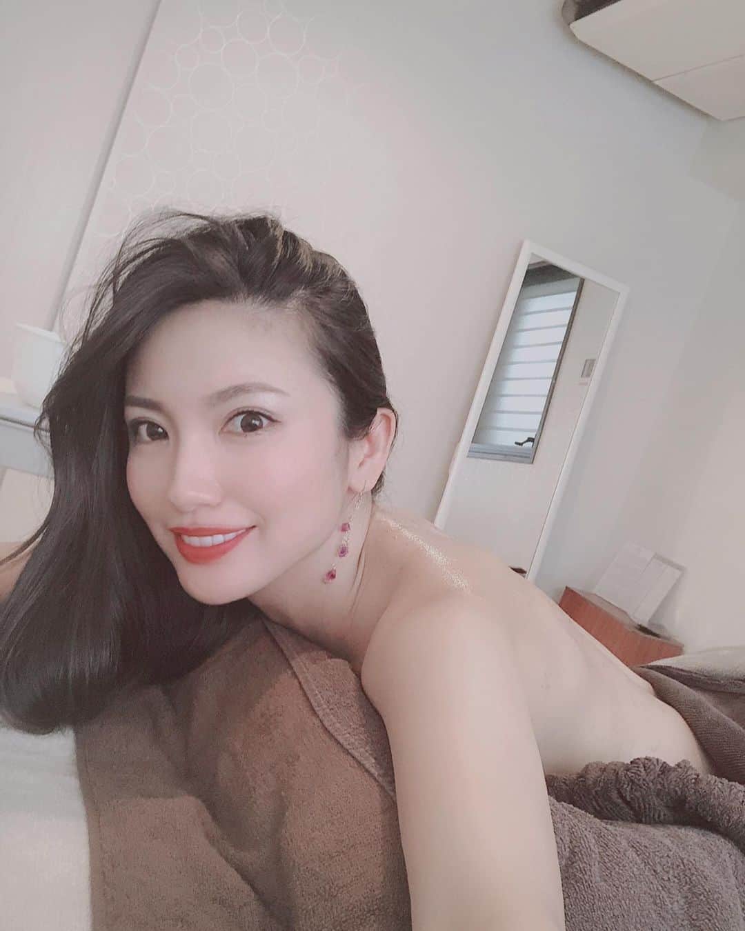 のインスタグラム：「. . 2回目のハーブピーリング🌿  良すぎたから今回は旦那さんも連れてった🦍w  痛かったけど、2回目の方が全然耐えられたな🙆‍♀️✨✨ . 顔で表すと3枚目な感じくらいの痛さかな！  背中のケアってセルフじゃ難しいから女子の皆さんほんとオススメ💕  初回でもがっつり剥離してくれたから 今回も楽しみ🤤💭💭💭 . 早く顔もやりたいし、ウルトラリフトもやりたい！  全身ツルツル目指すぞーーーー！！ .  #ハーブピーリング #背中ケア #美容day #ブライダルエステ #プレ花嫁 #エステが趣味 #そのために働く #どんだけ〜 #美容好きな人と繋がりたい #遂にこのタグ使ってしまった🤦‍♀️w」
