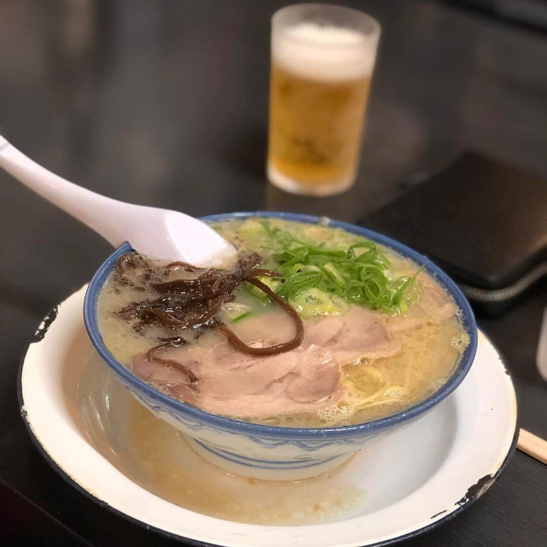 有江嘉典さんのインスタグラム写真 - (有江嘉典Instagram)「博多ラーメン しばらく 祇園店/ラーメン 個人的豚骨塩輪郭系①。こってりさが控えめではあるがコクはそのまま。そのコクを活かし塩味で輪郭をハッキリとさせた。麺は福岡県産でラーメン専用小麦として開発されたコシの強さが特徴の「ラー麦」を使用。弾力がありしなやか。小ぶりな丼に受け皿が特徴。  ①②Overall picture of ramen.The overflowing soup will be a gift for the angel.(全体像。溢れたスープは天使へのプレゼントになる) ③Shop front.Golden that floats.White T-shirt leader.And a man who looks like they get in the way.(店構え。浮かれるゴールデン、白Tのリーダー、そして彼らを邪魔そうに見る男) ④Soup like a waterfall.Style suitable for salt outline.(スープを滝のように。塩輪郭にふさわしい風格) ⑤Lift noodles(麺を持ち上げる) ⑥roasted pork fillet. Visual confirmation of the feeling of movement.This body is thick and danceable.(チャーシュー。躍動感を確認。身は厚くダンサブルだ) ⑦Second noodle.50 yen.Perfect yellow.(替玉。50円。パーフェクトイエロー)  #福岡 #博多ラーメン #博多ラーメンしばらく #博多ラーメンしばらく祇園店 #ラーメン #らーめん #拉麺 #ramen #麺 #ramennoodles #instaramen #instafood」5月22日 17時45分 - yoshinori_arie