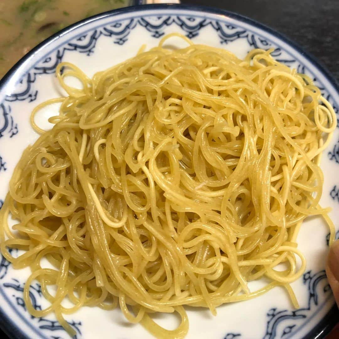 有江嘉典さんのインスタグラム写真 - (有江嘉典Instagram)「博多ラーメン しばらく 祇園店/ラーメン 個人的豚骨塩輪郭系①。こってりさが控えめではあるがコクはそのまま。そのコクを活かし塩味で輪郭をハッキリとさせた。麺は福岡県産でラーメン専用小麦として開発されたコシの強さが特徴の「ラー麦」を使用。弾力がありしなやか。小ぶりな丼に受け皿が特徴。  ①②Overall picture of ramen.The overflowing soup will be a gift for the angel.(全体像。溢れたスープは天使へのプレゼントになる) ③Shop front.Golden that floats.White T-shirt leader.And a man who looks like they get in the way.(店構え。浮かれるゴールデン、白Tのリーダー、そして彼らを邪魔そうに見る男) ④Soup like a waterfall.Style suitable for salt outline.(スープを滝のように。塩輪郭にふさわしい風格) ⑤Lift noodles(麺を持ち上げる) ⑥roasted pork fillet. Visual confirmation of the feeling of movement.This body is thick and danceable.(チャーシュー。躍動感を確認。身は厚くダンサブルだ) ⑦Second noodle.50 yen.Perfect yellow.(替玉。50円。パーフェクトイエロー)  #福岡 #博多ラーメン #博多ラーメンしばらく #博多ラーメンしばらく祇園店 #ラーメン #らーめん #拉麺 #ramen #麺 #ramennoodles #instaramen #instafood」5月22日 17時45分 - yoshinori_arie