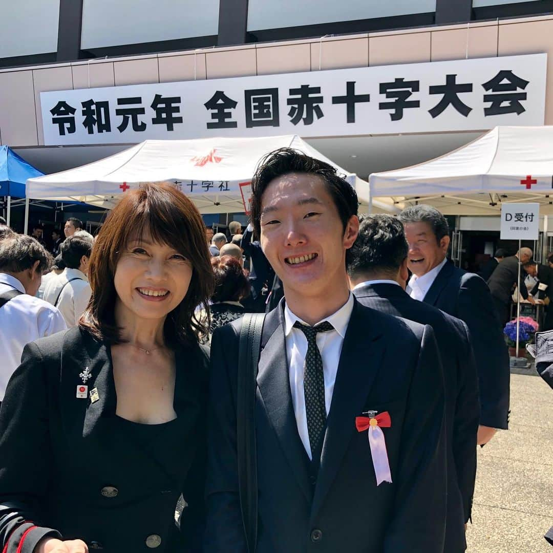 矢野きよ実さんのインスタグラム写真 - (矢野きよ実Instagram)「皇后さま初めての単独ご公務 全国赤十字大会に出席させていただきました。会場には昨年の上皇后美智子さまの姿が映し出され感動でした。そして、名誉総裁にご就任された皇后陛下がご登壇され、 大きな拍手が会場から溢れました。 とてもとても美しかったです。 大会には名誉副総裁の秋篠宮妃紀子さま、常陸宮妃華子さま、寛仁親王妃信子さま、高円宮妃久子さまもご出席され、尊い一日に感謝です。 東日本大震災直後に、 一緒に被災地に向かった日本赤十字愛知県支部の清水さん、津村さんとお逢いできる時間は何より大切です。ありがとうございます。#矢野きよ実 #yanokiyomi #日本赤十字」5月22日 17時47分 - yanokiyomi