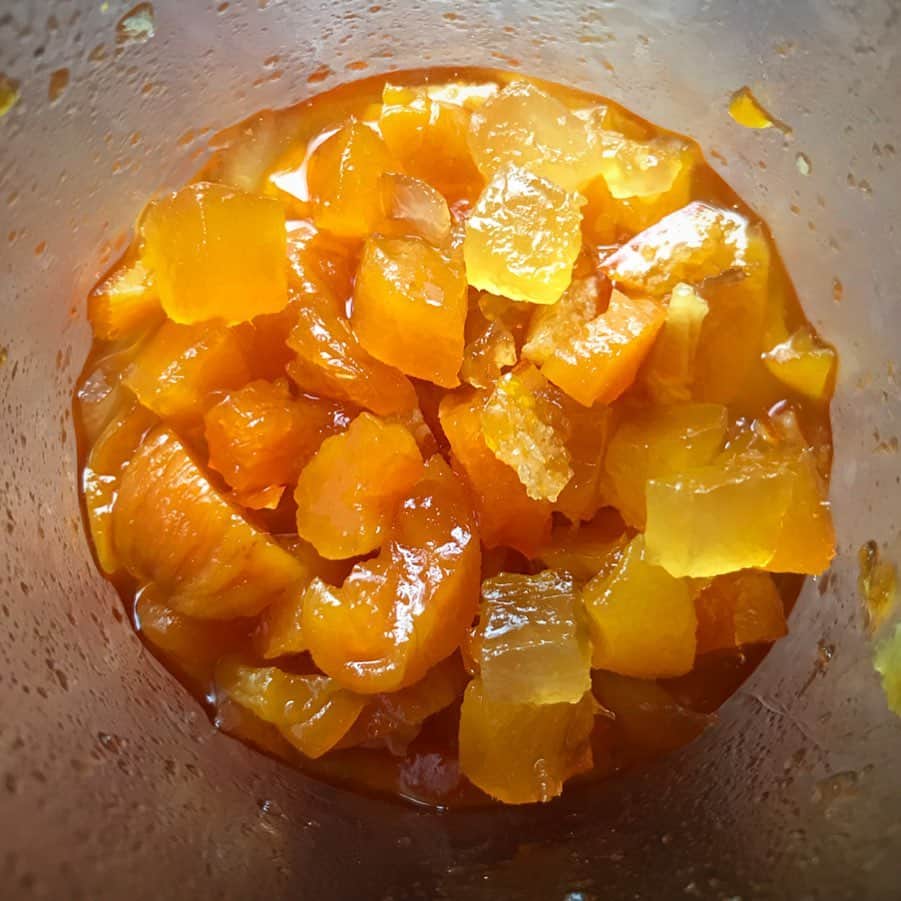 maiさんのインスタグラム写真 - (maiInstagram)「2019年5月21日 . 🎶ビタミンカラーフルーツのケイク🎶 . 先日、乳化の実験でこのケイクを作ったのですが、思いの外、好評でしたので昨日また焼きました😁 . 杏、パイン、マンゴー🥭なと、コアントローに漬け込んだ黄色とオレンジ色のドライフルーツを、たっぷり混ぜこんでます(カット面にはあまり出てくれなかったけどね😅💦)。 . きめ細かくしっとりな生地は口溶けが良く、夏でも美味しく食べられそうです😋 . . #ビタミンカラー #パウンドケーキ #ケイク #今日のおやつ #お菓子教室 #ミルガトー #つくば #茨城」5月22日 17時49分 - michoumama