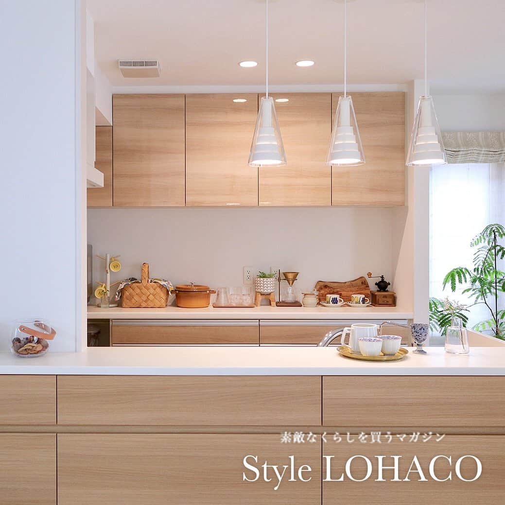 LOHACO（ロハコ）さんのインスタグラム写真 - (LOHACO（ロハコ）Instagram)「2019.05.22【Style LOHACO】﻿ Answers HERE vol.88﻿ 冷蔵庫＆食品庫をストレスフリーに！﻿ 素敵シンプルな“目からウロコ”の収納術﻿ ﻿ ﻿ 期限内に食べきれず食材を無駄にしてしまったり、﻿ ストックがあるのに同じものを﻿ また買ってしまったり...探しづらく料理に﻿ 時間がかかるそんな経験ありませんか？﻿ ﻿ 冷蔵庫や食品庫(パントリー)に﻿ 食材を雑多に詰めこんでいると、﻿ どこに何があるかを把握出来ずそれが﻿ “もったいない”を生む原因かもしれません。﻿ ﻿ 毎日こまめに使う場所だから﻿ もっと使いやすく！もっとストレスフリーに😌﻿ が叶う、収納賢者ならではの﻿ 素敵シンプルな収納術を人気インスタグラマー﻿ @ryuryu_home さんがご紹介✨﻿ ﻿ 📖 ・―・―・―・―・―・― ・ ―・―・―﻿ 素敵なくらしを買うマガジン『StyleLOHACO』﻿ ﻿ ▼Instagramで紹介した記事は﻿ プロフィール(@lohaco.jp)チェック✔﻿ ﻿ ▼記事URLはコチラから♪﻿ https://685.jp/2EkEEZj﻿ ― ・―・―・―・―・―・― ・ ―・―・―﻿ ﻿ #収納上手 #収納 #キッチン #片付け﻿ #整理整頓 #ストック #収納術﻿ #すっきり　#断捨離 #整理 #収納スペース﻿ #冷蔵庫 #食品庫 #パントリー #食材 #無駄﻿ #なんでもロハコ #ロハコ #LOHACO﻿ #暮らし #くらし #インスタ映え﻿ #stylelohaco #lohacobyaskul #askul #アスクル」5月22日 18時00分 - lohaco.jp