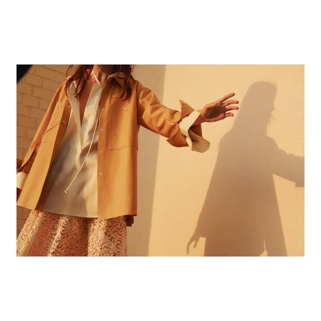 シューマッハさんのインスタグラム写真 - (シューマッハInstagram)「Under the same sun.  #TheMuse  She‘s a wildchild #prefall19 #dorotheeschumacher #midweek #editorial #underthesamesun #love #colors #photo @kira_bunse  Model @amandagooge Art Direction @julien_gallico__studio & @lllyyynnneee Styling @benoitbethume  H&M Irene Ruben」5月22日 17時53分 - dorotheeschumacher