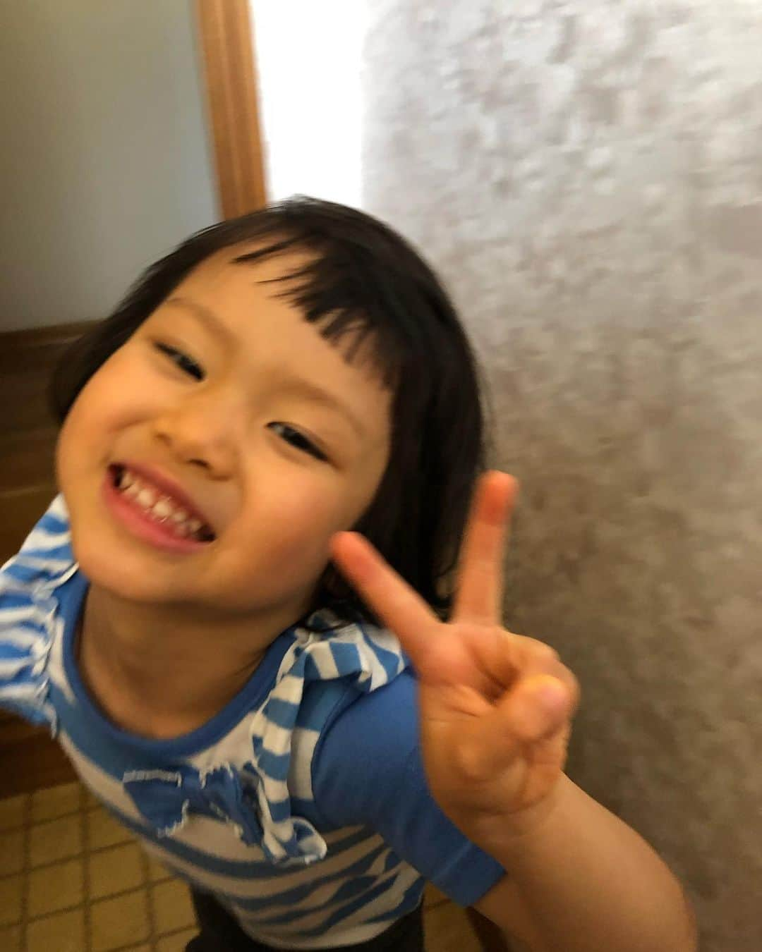 歩りえこさんのインスタグラム写真 - (歩りえこInstagram)「朝から元気いっぱい。 あと5日で4歳🌸  #子供たち #娘 #息子」5月22日 17時55分 - riekoayumi