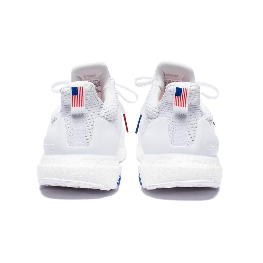 HYPEBEASTさんのインスタグラム写真 - (HYPEBEASTInstagram)「@hypebeastkicks: Here’s a complete look at the @undefeatedinc x @adidas UltraBOOST 1.0 "Stars and Stripes.” Taking on a clean white Primeknit upper and American flag heel pull tabs, the right sneaker features the Five Strikes logo in bold red branding, while the left one has been done up in blue. Look for the patriotic iteration to arrive at all UNDEFEATED chapter stores and online on May 24, in time for Memorial Day.  Photo: adidas」5月22日 17時56分 - hypebeast