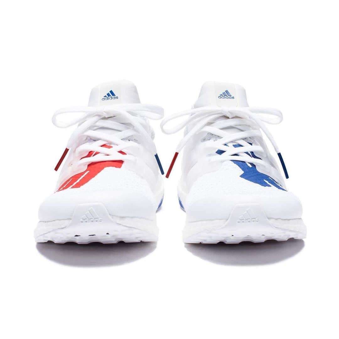 HYPEBEASTさんのインスタグラム写真 - (HYPEBEASTInstagram)「@hypebeastkicks: Here’s a complete look at the @undefeatedinc x @adidas UltraBOOST 1.0 "Stars and Stripes.” Taking on a clean white Primeknit upper and American flag heel pull tabs, the right sneaker features the Five Strikes logo in bold red branding, while the left one has been done up in blue. Look for the patriotic iteration to arrive at all UNDEFEATED chapter stores and online on May 24, in time for Memorial Day.  Photo: adidas」5月22日 17時56分 - hypebeast