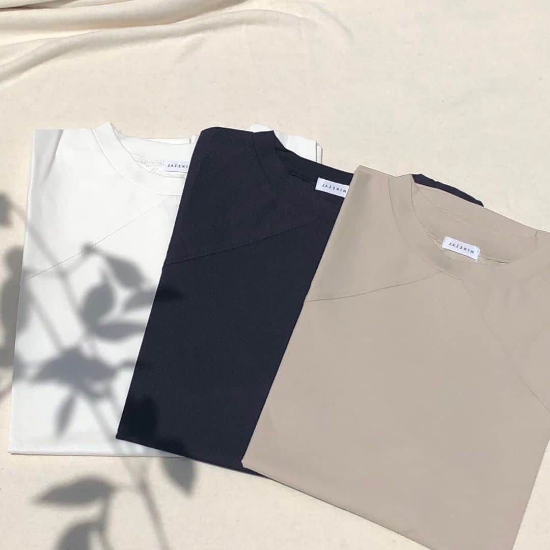 MINELALさんのインスタグラム写真 - (MINELALInstagram)「【New Item!!】 #MINELAL 19Spring/Summer . ＊4colors loose T-shirts . ネックの真ん中から脇にかけての 切り替えが特徴的なTシャツです。 . ルーズなデザインで肩が落ち、 女性らしいシルエットを演出。 . 一枚で着用してもシンプル過ぎず、 適度に個性を出してくれる一枚です。 . . MINELAL ONLINEへはプロフィールから☝️」5月22日 17時57分 - minelal__