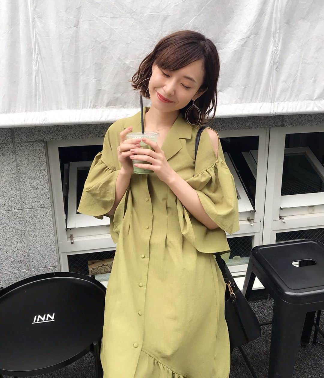 西川瑞希（みずきてぃ）さんのインスタグラム写真 - (西川瑞希（みずきてぃ）Instagram)「今日は撮影day📷 💫ふらっと通り道で見つけたオシャレなコーヒーショップっ！たまたま見つけられると嬉しいね♡、 . 抹茶ラテがお洋服の色と一緒だったよ〜// . このシャツワンピース、周りのお友達たちみんな色違いでGETしてくれて、普段パンツしか履かない子が"このワンピースなら着れるー"って選んでくれたのが嬉しかったぁ🥺♪ . #shotting #cheriemona #springfashion #春夏コーデ #春コーデ  #シャツワンピース #オトナカジュアル」5月22日 17時58分 - mizuki_nishikawa_