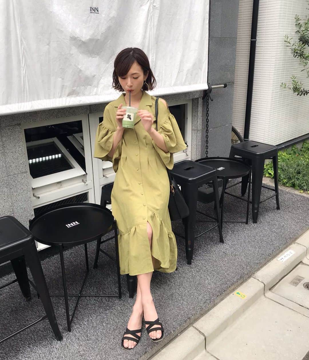 西川瑞希（みずきてぃ）さんのインスタグラム写真 - (西川瑞希（みずきてぃ）Instagram)「今日は撮影day📷 💫ふらっと通り道で見つけたオシャレなコーヒーショップっ！たまたま見つけられると嬉しいね♡、 . 抹茶ラテがお洋服の色と一緒だったよ〜// . このシャツワンピース、周りのお友達たちみんな色違いでGETしてくれて、普段パンツしか履かない子が"このワンピースなら着れるー"って選んでくれたのが嬉しかったぁ🥺♪ . #shotting #cheriemona #springfashion #春夏コーデ #春コーデ  #シャツワンピース #オトナカジュアル」5月22日 17時58分 - mizuki_nishikawa_