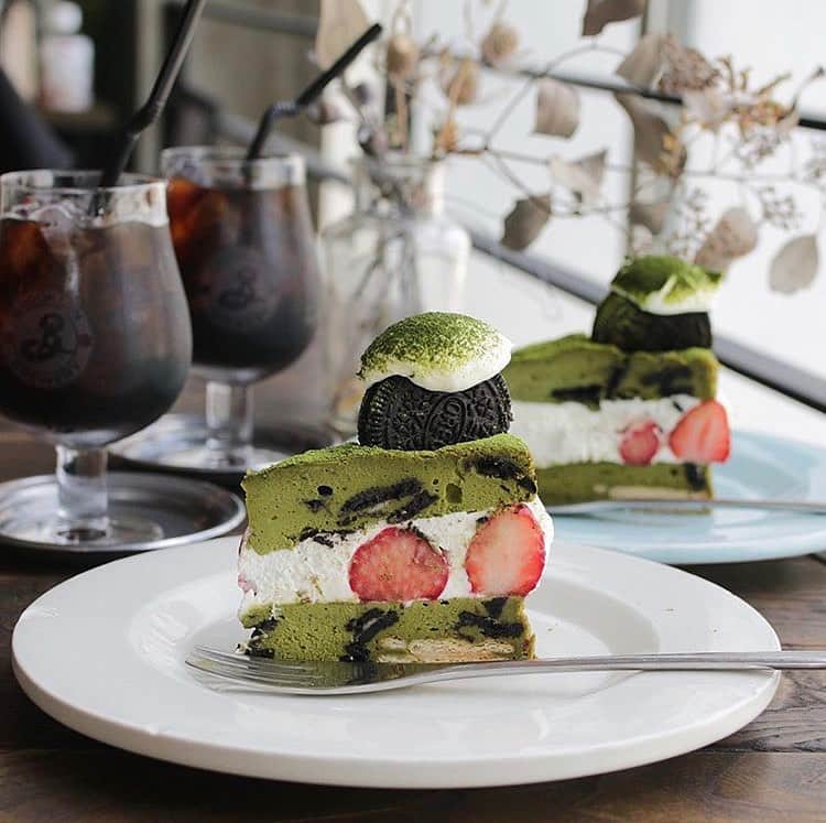のインスタグラム：「［#cafemiru_東京］﻿ ——————————————————————﻿ チーズプロフェッショナルのいるお店「A WORKS」💚👨🏻‍🍳﻿ ﻿ ☑︎宇治抹茶オレオ﻿ ☑︎アイスコーヒー﻿ ﻿ 行列ができることも多い学芸大学の超人気店A WORKSさん❣️﻿ おしゃれな店内に、専門店ならではの種類豊富なチーズケーキがずらっと並びます🤤💕﻿ 抹茶チーズケーキに生クリームやフルーツをサンドしたこちらのケーキは、写真映えも抜群✨﻿ もちろん、店主さんがこだわり抜いたチーズケーキは味の方も桁違いで、濃厚なずっしりチーズケーキに生クリームやいちご、そしてオレオが絶妙なアク﻿セントを加えてくれます🥺💓﻿ ﻿サンドケーキは日替わりで、様々なデザインのものが提供されているのでお店のインスタグラムでぜひチェックしてみてください👌🏻✨﻿ スパイスの効いたエスニックなランチも気になります🤔💖﻿ ﻿ ﻿ 📍A WORKS﻿ ⚪︎住所 / 東京都目黒区中央町2-23-20 2Ｆ﻿ ⚪︎営業時間 / 【土‐月】11:30-22:00﻿ 【火･金】12:00‐18:00 ※カフェのみ﻿ ⚪︎定休日 / 水･木曜日﻿ ⚪︎アクセス / 東横線 学芸大学駅 徒歩8分﻿ 祐天寺駅 徒歩10分﻿ ﻿ 【cafemiru_Tokyo】﻿ 📍 A WORKS﻿ ◎Open Hours / 【Sat.‐Mon.】11:30-22:00﻿ 【Tue.･Fri.】12:00‐18:00 ﻿ ◎closest station / Tokyutoyoko Line「Gakugeidaigaku」﻿ ﻿ ☕️ @gakudai.aworks﻿ 📷 @___o7n﻿ ﻿——————————————————————﻿ Cafemiruでは「#インスタ探検隊」or「#cafemiru」をタグ付けしているカフェ写真から、運営スタッフが厳選してご紹介しています👀🔍﻿」