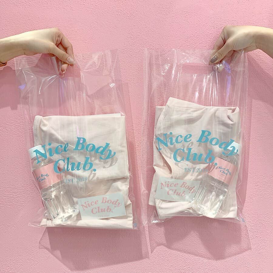 のインスタグラム：「. 6月2日までの期間限定で『PEACH JOHN（ピーチジョン） @peachjohn_official 』のポップアップショップ「Nice body Club」が新宿三丁目店で開催されています。素敵なランジェリーと可愛い店内は要チェックですね！ぜひ、訪れてみてください♡ . MERYでは他にも「かわいい」に近づくさまざまな情報を発信しています。 @mery.beauty コスメ・美容に特化した情報をお届け♡ @mery_spot 話題のカフェやお出かけスポットをご紹介！ こちらもぜひチェックしてみてください！ . . photo by @rie_tabi @konastagram_ . #MERY #regram #instagram #photogenic #instagenic #instagood #instalike #peachjohn #nicebodyclub #pink #패션피플 #ファッション #ロゴtシャツ #ロゴティ #ペットボトル #ノベルティ #ピンク #新宿三丁目 #期間限定 #ポップアップショップ #tシャツ #ナイスバディブラ  #新宿 #ピーチジョン #下着 #ランジェリー #お洒落さんと繋がりたい #お洒落 #MERY女子 #メリー」