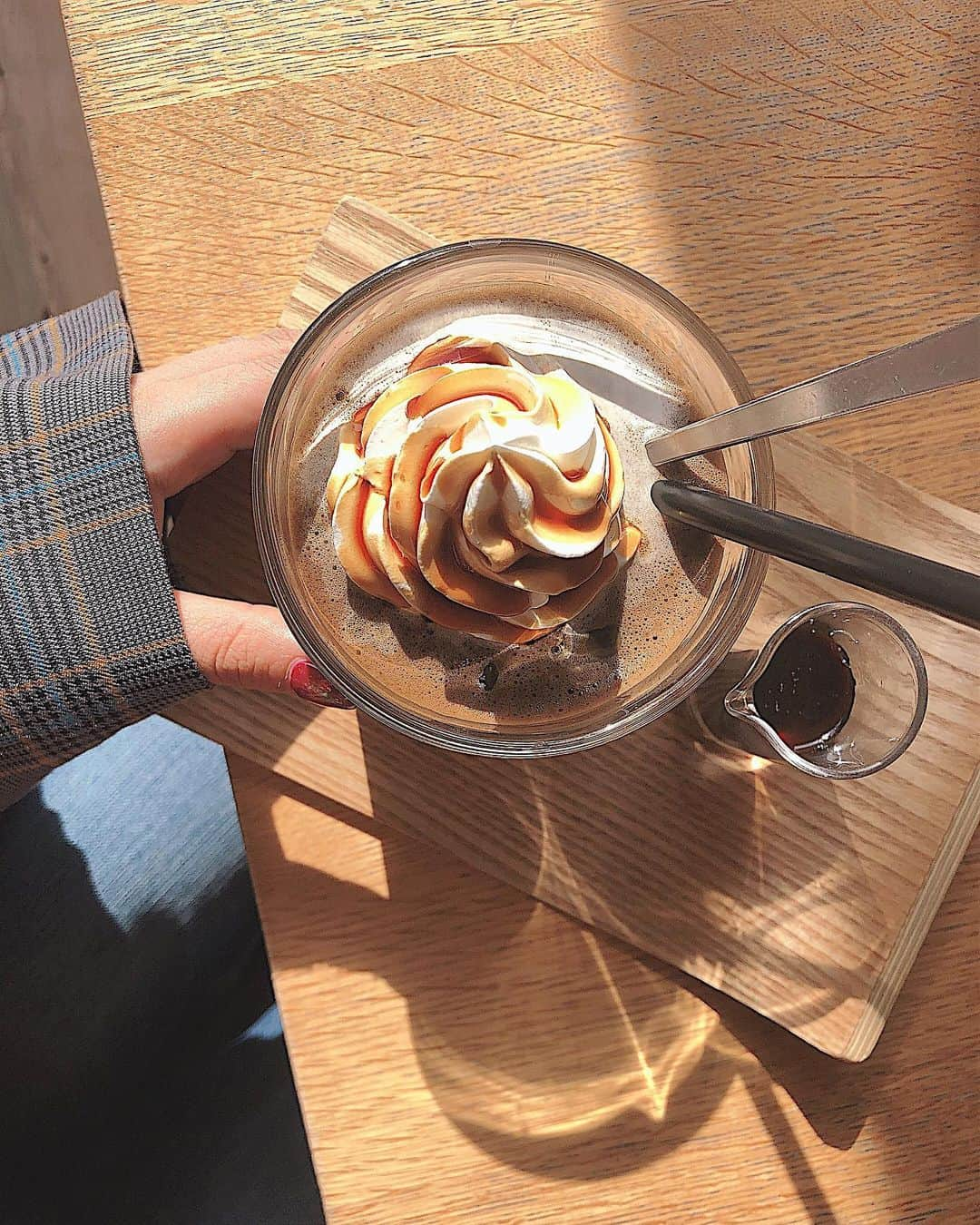 山田菜々さんのインスタグラム写真 - (山田菜々Instagram)「カフェでほうじ茶ラテ頼んだら生クリームついてたよ〜🥺❤︎ .  やっちまったといいながらも、 おいしくいただきました🤭💋 .  最近は飲むものぜーんぶノンシュガーにしていたので久しぶりの甘いのはやっぱり美味しかったです🤤❤️笑  夜は動く！🔥」5月22日 18時05分 - tannana.yamada