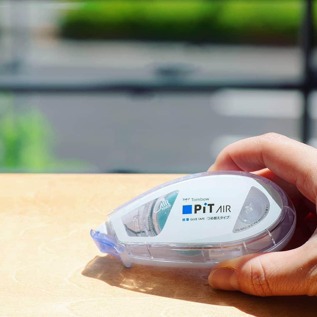 のインスタグラム：「新発売！エアータッチシステムを搭載した初のテープのり「ピットエアー」✨ 最初から最後まで、力を入れずに軽～く引けるテープのりです。  新発売のピットエアーと従来のテープのりで、力の入り方を比べてみました📝 動画前半はピットエアー。重なっている封筒があまりたわまず、スーッと引けました✨ 動画後半の従来のテープと比べると、音もとっても静かです◎  アーティストの @sara.gally さんデザインによる限定柄も登場です。 こちらは短め容量の数量限定でお試しにピッタリ！ つめ替え可能なので、今のうちにゲットしておいていただくのがおすすめです🙆‍♂️ . . . #ピットエアー #pitair #トンボ鉛筆 #文房具 #文具 #文具好き #文房具好きな人と繋がりたい #ぶんぼうぐ #文房具好き #文具好きさんと繋がりたい #勉強垢 #勉強アカウント #大人の勉強垢 #筆箱の中身 #勉強 #instastudy #勉強垢さんと繋がりたい #勉強垢さんと仲良くなりたい #受験生」