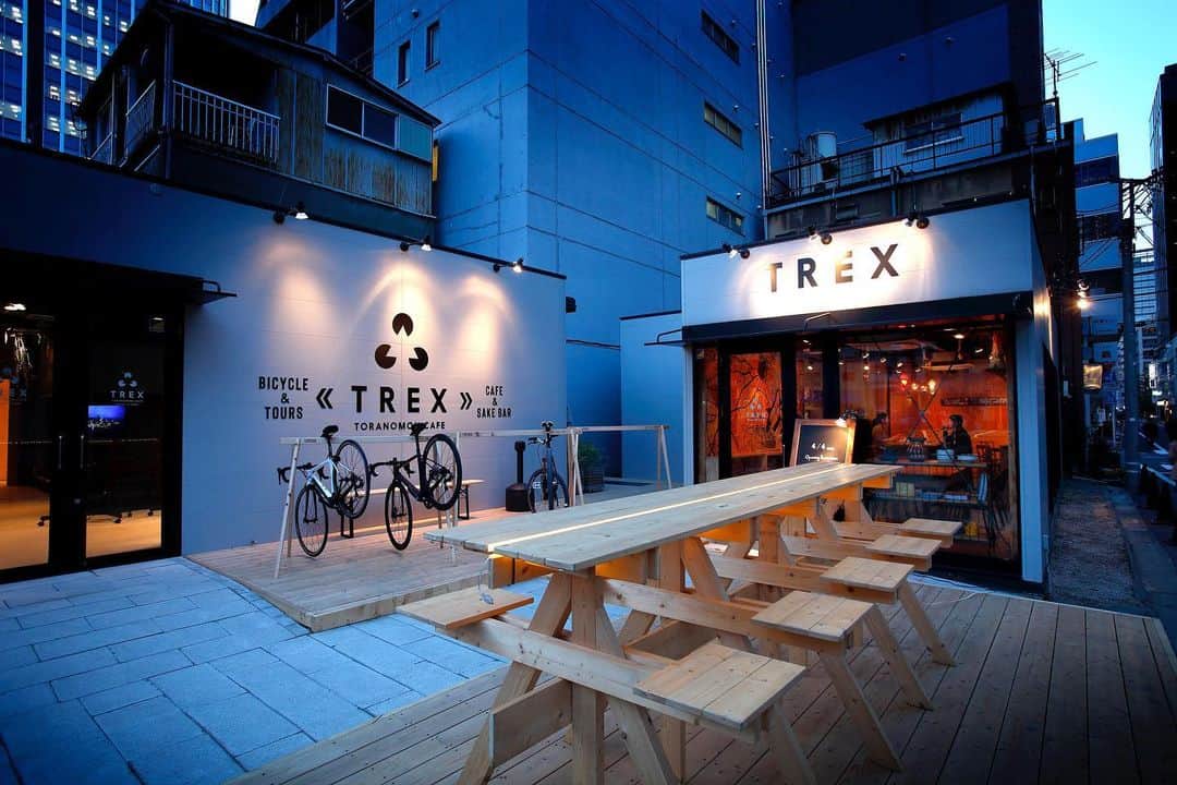 Conrad Tokyoのインスタグラム：「話題の観光スポットや下町情緒あふれる街並み、昔ながらの寺院など様々な「東京」をスペシャライズド社製クロスバイクで巡るTREXサイクリングツアーが付いたスイートルーム宿泊プランが登場。 http://ow.ly/62G350um8sH #コンラッド東京 #ホテル #汐留 #東京 #日本 #新橋 #銀座 #スイート #客室 #宿泊 #コンラッドスイート #TREX #サイクリング #クロスバイク #谷中 #ConradTokyo #Conrad135 #StayInspired #Conrad #hotel #Tokyo #Japan #Shiodome #Shinbashi #suite #room #stay #conradsuite #crossbike #cycling」