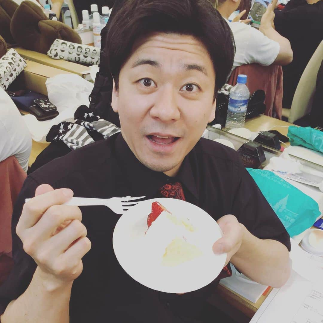 なんばグランド花月さんのインスタグラム写真 - (なんばグランド花月Instagram)「今日は吉本新喜劇の新名徹郎さんのお誕生日です🎂おめでとうございます㊗️楽屋に突撃したらケーキお祝い中でした😄 #なんばグランド花月 #新名徹郎  #吉本新喜劇 #お誕生日 #おめでとう  #おめでとう㊗️🎉」5月22日 18時11分 - nambagrandkagetsu