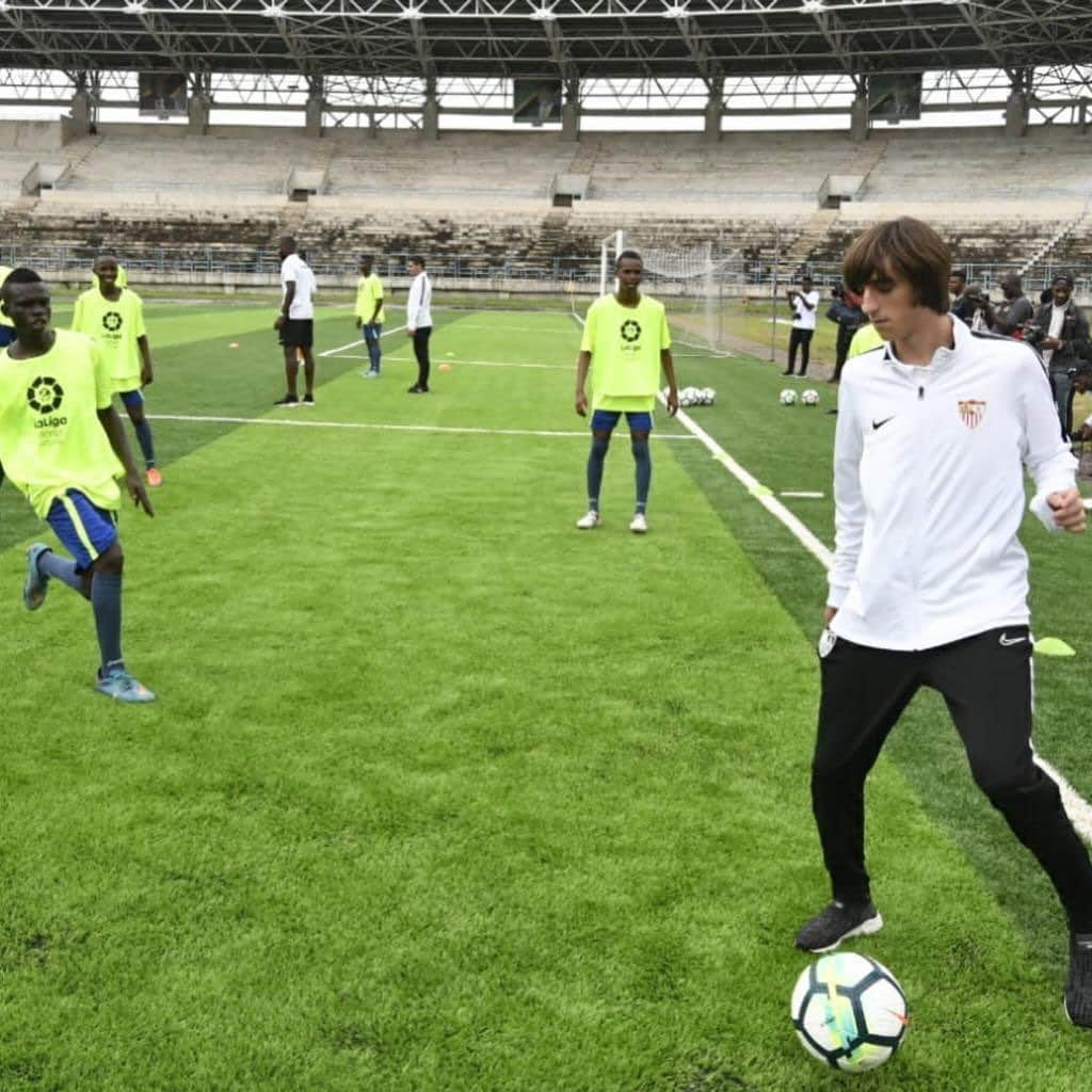 セビージャFCさんのインスタグラム写真 - (セビージャFCInstagram)「⚽️🇹🇿🙌🏼 #LaLigaWorld #WeareSevilla #training #football #laliga」5月22日 18時14分 - sevillafc