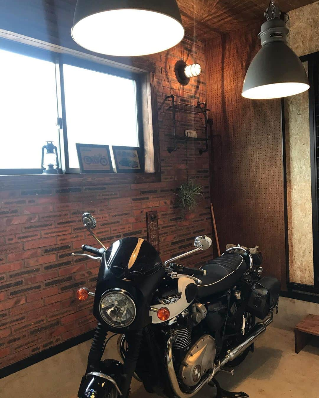 kouketu_homesさんのインスタグラム写真 - (kouketu_homesInstagram)「. k's フリー バイクガレージ シリーズ 遊び心満載 🏍 ちょい悪 #オヤジクラブ ベース^_^ 仲間とワイワイ ガヤガヤ 暮らしを楽しむ^_^  お客様の喜ぶ家づくり^_^ . 日々の暮らしを楽しむ☆ 暮らしのデザイン♪ ............................................................... #コーケツホームズ 🏡 #新築#マイホーム計画 #リビング#暮らし#マイホーム記録#塗り壁#マイホーム#タイル#住宅#キッチン#インテリア#デザイン#リフォーム#注文住宅 #造作家具#ナチュラル#カリフォルニアスタイル #キッチンインテリア#ブルックリンスタイル #岐阜#照明#収納#カフェ#スタバ#男前インテリア #バイク#ガレージ#所ジョージ . 家創りのご相談 何から始めたら良いのか？ ご相談アドバイス致します^_^ イベント 施工写真は↓ こちらから @kouketu_homes1912」5月22日 18時14分 - kouketu_homes1912