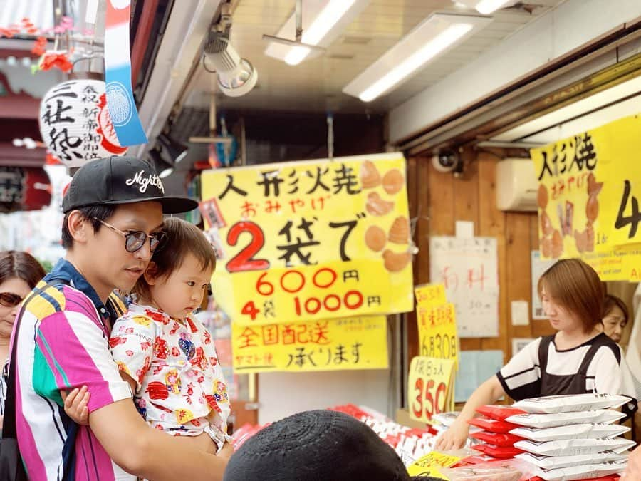 水野佑香さんのインスタグラム写真 - (水野佑香Instagram)「インスタがバグったのかテキスト全部消えた🤯﻿ ﻿ 週末の浅草#三社祭 💕﻿ ﻿ 何年も行けてなかったけど、﻿ やっとチビりんがベビーカーなしで﻿ おでかけできるようになってきたから﻿ 三社祭に参加してきたよー🥰✨✨✨﻿ ﻿ ﻿ あこfamilyと待ち合わせして﻿ #ホッピー通り から屋台まで﻿ たっぷり楽しんできました💕﻿ ﻿ ﻿ もはや、書き直す元気がないwww﻿ ﻿ ﻿ 心が折れたwwww﻿ ﻿ ﻿ blogに詳しく書いたからよしとする←ズボラw﻿ ﻿ ﻿ ﻿ ﻿ #のみちゃん #どーも剛 にもひさしぶりに会えた😂 #らいは金魚すくいがうまい #大人も子供も楽しいお祭り #水野祐香 #youtuber #model #director #editer #ワーキングママ #ママ  #アラフォー  #アラフォーモデル #39歳 #ゴングロ三兄弟 #加齢に負けず華麗に生きる ﻿ ﻿」5月22日 18時26分 - mizuno_yuka