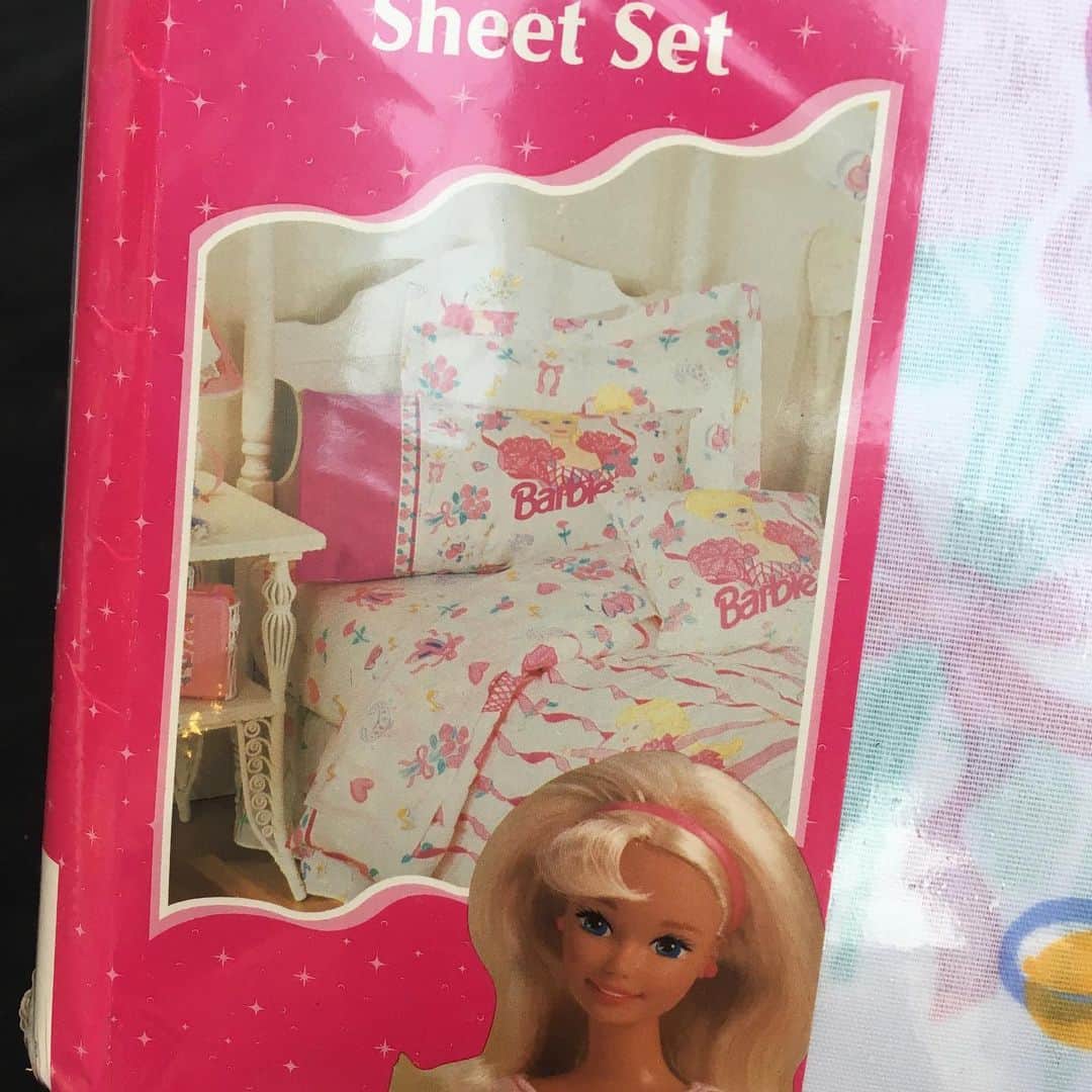 おもちゃやSPIRALさんのインスタグラム写真 - (おもちゃやSPIRALInstagram)「1999 Barbie 4 Piece Full Sheet Set入荷しました！  フラットシーツ フィットシーツ ピローシール×2  です！  15000円です！」5月22日 18時26分 - spiral_toy