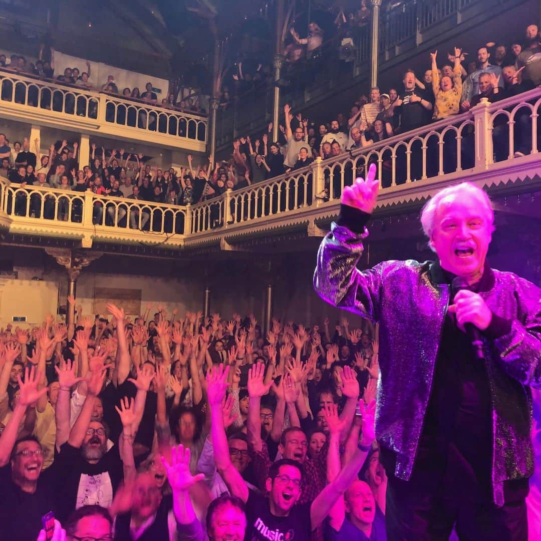 ジョルジオ・モロダーのインスタグラム：「Dank jullie wel, Amsterdam! One of the loudest and hottest shows so far 🔥🔥 On our way to some croissants in La douce France now! 🥐 🇫🇷」