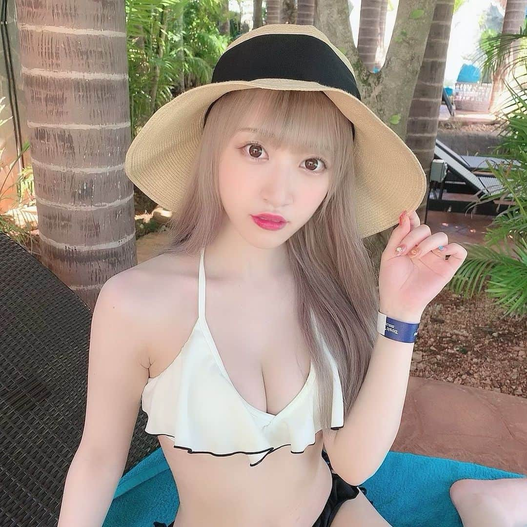 さぁやさんのインスタグラム写真 - (さぁやInstagram)「@snidel_official の 水着着たよ〜👙 これ着たかったから 2キロ程絞ってみた！ でも旅行中食べまくってたから たぶん戻ってる！笑 . . #guam #グアム #プール」5月22日 18時21分 - saaya831