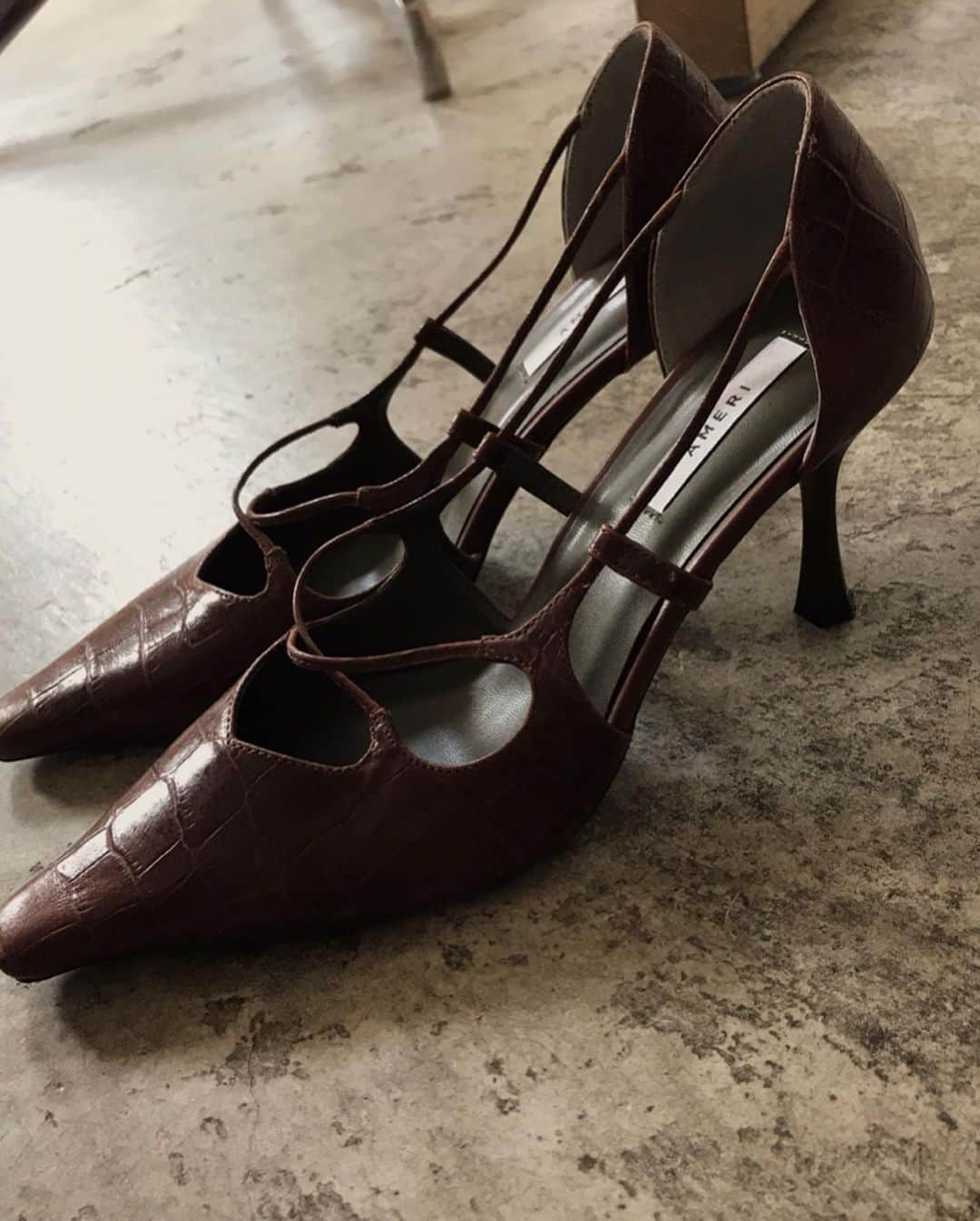 黒石奈央子さんのインスタグラム写真 - (黒石奈央子Instagram)「AMERI AW くつ . . CROSS POIETED PUMPS ¥21200+tax .  このパンプスは絶対オーダーすると、決めてたこ！ なにが可愛いってこの、ブラウンクロコ😭絶妙なクロコを探すのにかなり、苦労した子。。 この出来上がった時のときめきをみなさまにお届けしたい😭 ピンクも可愛くて迷う。 . . .  先行予約期間 web & 心斎橋 5/23〜5/27 5/23.24  代官山 5/25〜5/27  ルミネ  @ameri_shinjuku @amerivintage @ameri_daikanyama @ameri.shinsaibashi #ameri#amerivintage #fashion #coordinate#ootd#outfit#osanposnap #705_outfit #大人ファッション #大人コーディネート #大人スタイル #modestyle #modefashion#modecasual #2019autumnwinter#先行予約 #japonism」5月22日 18時27分 - blackstone705