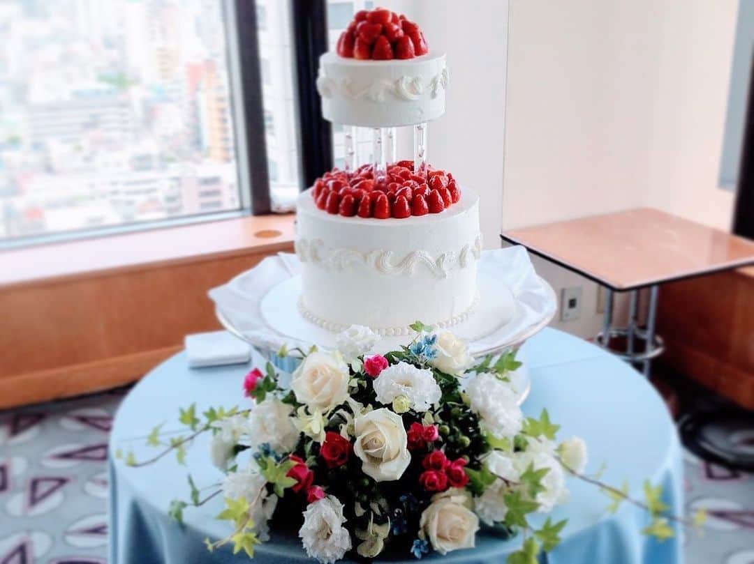 のインスタグラム：「. ケーキはパティシエと打ち合わせをしていただき、オリジナルのものをお作りできます🍰 . . #ホテルイースト21東京 #ホテルイースト21 #東陽町 #東陽町ホテル #ホテル婚 #ウェディング #ブライダル #結婚式準備 #結婚式場 #披露宴 #オリジナルケーキ #ウェディングケーキ #hoteleast21tokyo #hoteleast21 #toyocho #wedding #weddingcake」