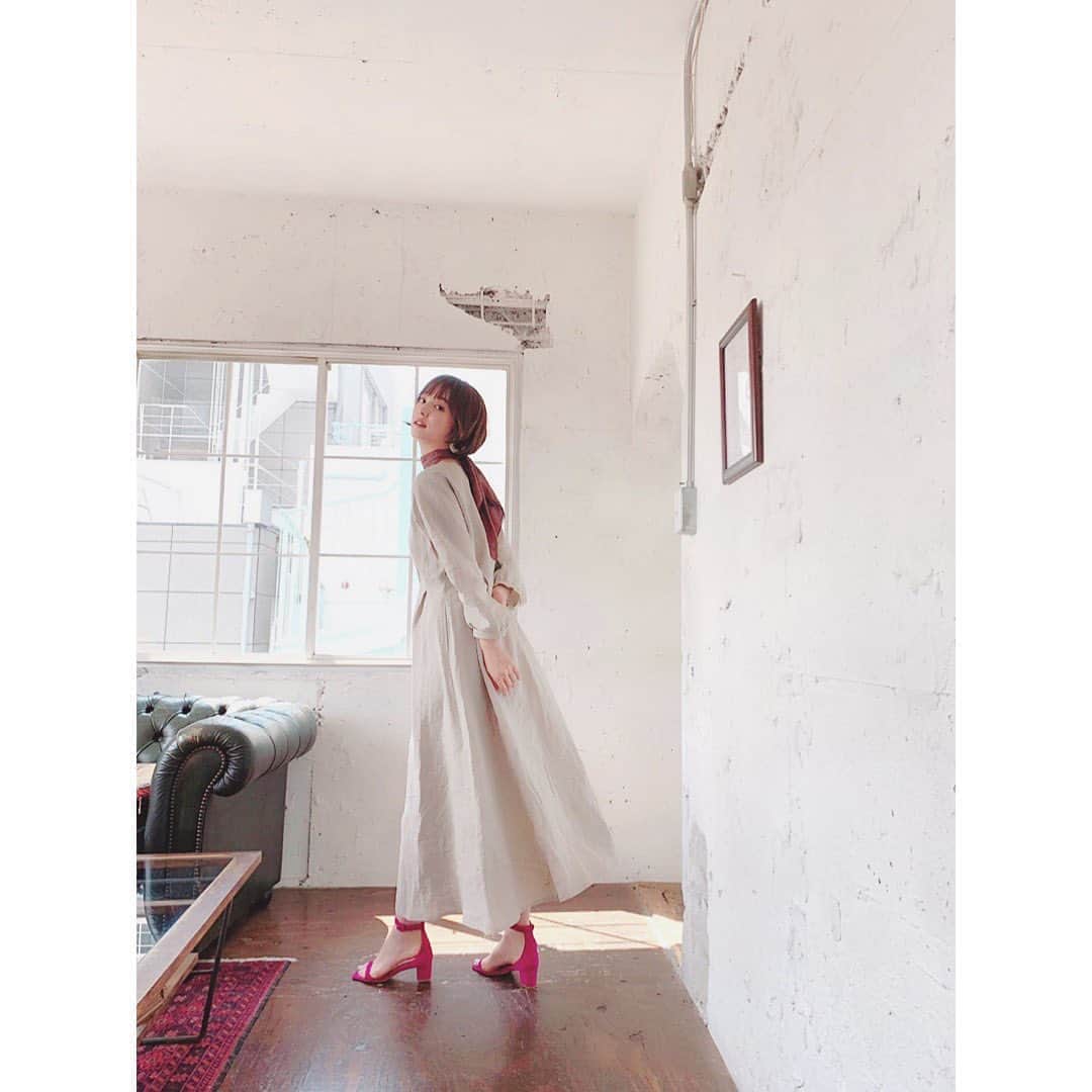 佐々木希さんのインスタグラム写真 - (佐々木希Instagram)「夏日ですね🍹 アンティミテのワンピースと ピンクのサンダル。 そしてみかこからのお土産のスカーフを。  #のぞみの私服 one-piece#iNtimite sandal#nanouniverse×coz×pippichic」5月22日 18時25分 - nozomisasaki_official