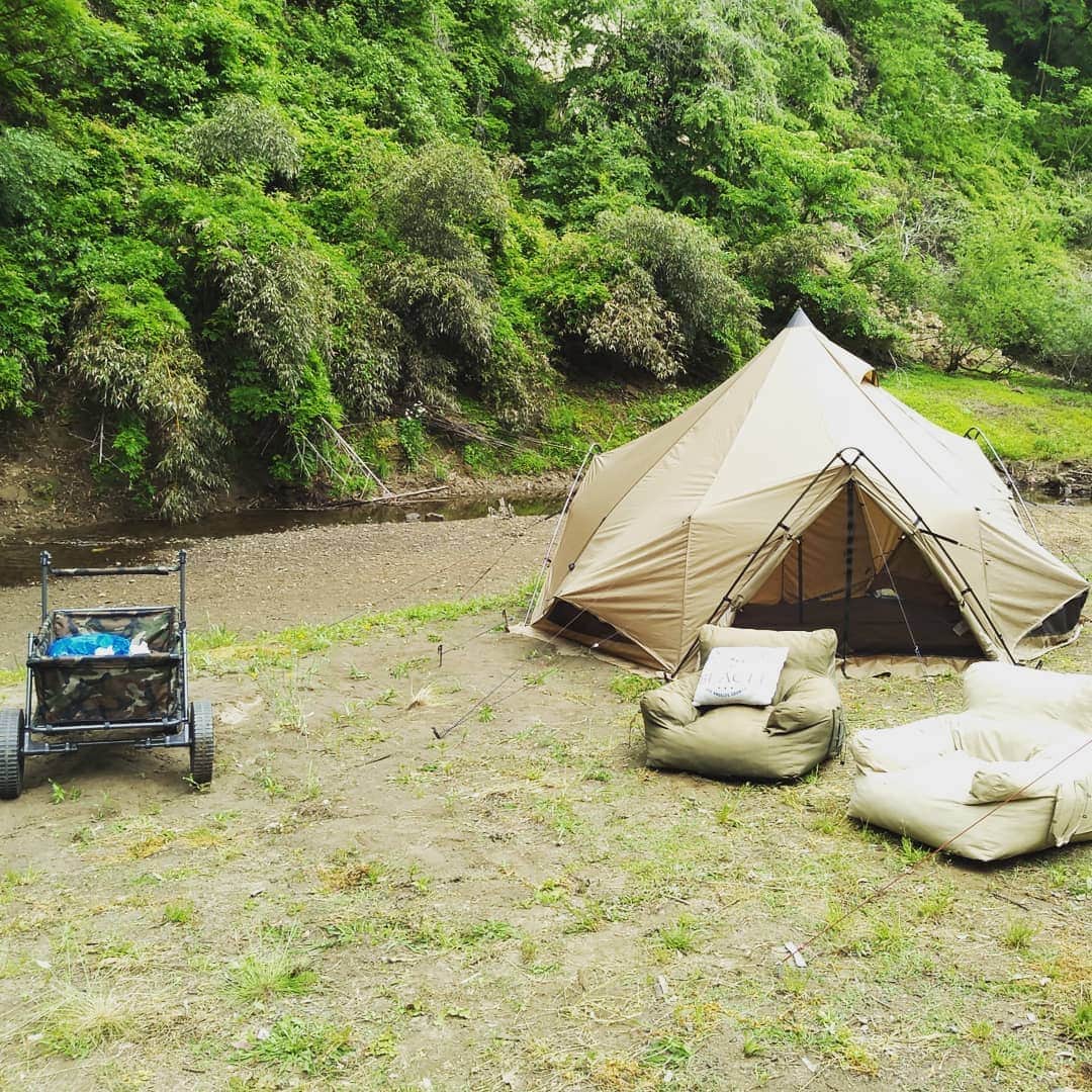 OUTPUT LIFE officialさんのインスタグラム写真 - (OUTPUT LIFE officialInstagram)「雑誌の撮影で千葉県にあるキャンプ場へ同行させて頂きました❗ . ファミリーキャンプのシーンではOUTPUT LIFEからも幾つかの商品を使用して頂きました。 . 撮影当日は雨が降ったりやんだりと、外での撮影の苦労もありましたが無事終了〜 . 最後はフードコーディネーターの方が現地で用意してくださったお料理を皆で美味しくいただきました‼️ . #camp #キャンプ  #outdoor #アウトドア  #outputlife  #アウトプットライフ #airgrampsofa  #compressiongardensofa  #grandecarrywagon  #icelandcoolerbox」5月22日 18時25分 - outputlife_official
