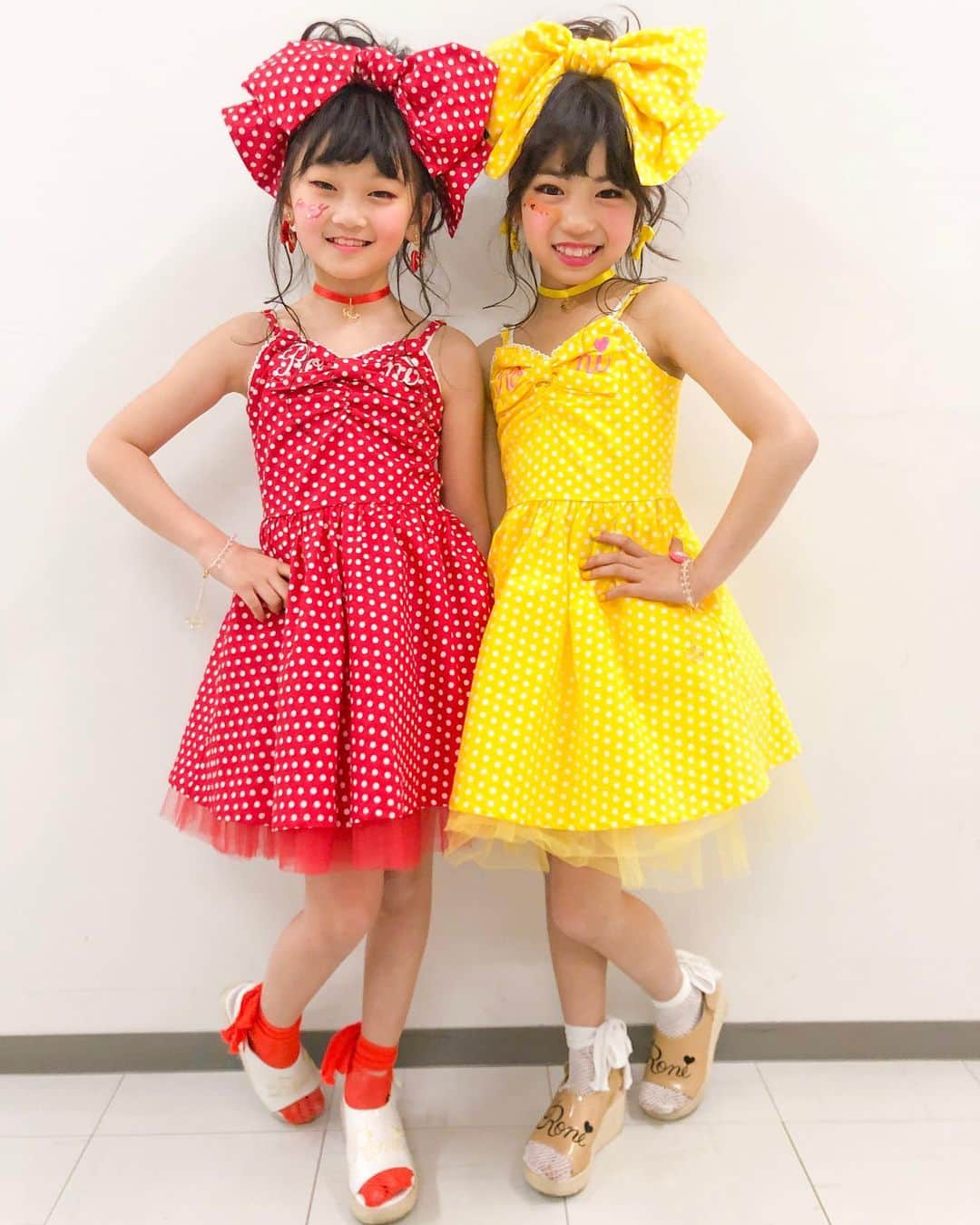 のインスタグラム：「. 💛🧡New arrival🧡💛﻿ ﻿﻿ SUMMER COLLECTION入荷﻿﻿ ﻿﻿ 明日以降、順次入荷いたします。﻿ 各店の入荷状況はお近くの﻿ 店舗にお問い合わせください。﻿﻿ ﻿﻿ コドモランド本日19時より販売スタート﻿﻿ ★ @kodomoland_official ﻿﻿ ﻿﻿ ﻿﻿ #RONI ﻿ #roni ﻿ #ロニィ﻿﻿ #kids ﻿ #kidsfashion ﻿ #キッズ﻿﻿ #キッズファッション ﻿ #子供服 ﻿ #子供﻿﻿ #model﻿ #サマーコーデ」