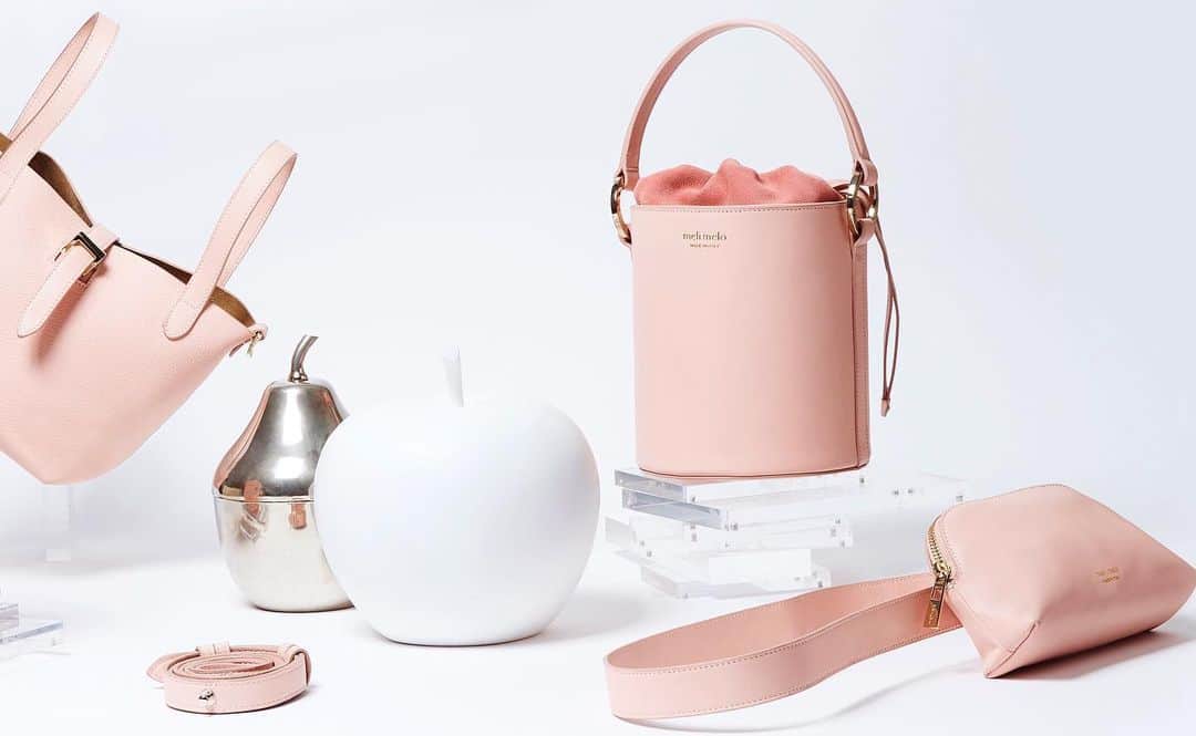 のインスタグラム：「The color pink is the color of universal love of oneself and of others. Pink represents friendship, affection, harmony, inner peace, and approachability. Discover our pink collection on www.melimelo.com 💓#melimelobags  #londonbrand #madeinitaly #mymelimelo  #melimelo  #bag  #bucketbag  #handbag」
